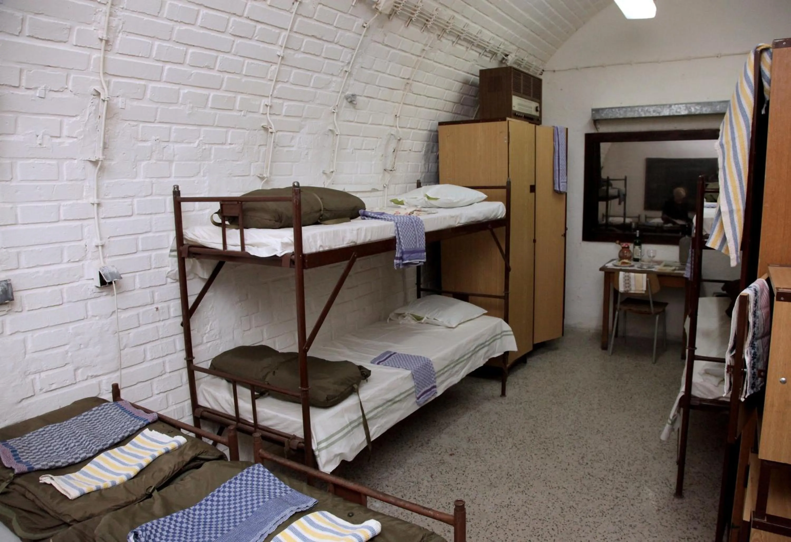 Photo of the whole room, Bed in 10-Z Bunker