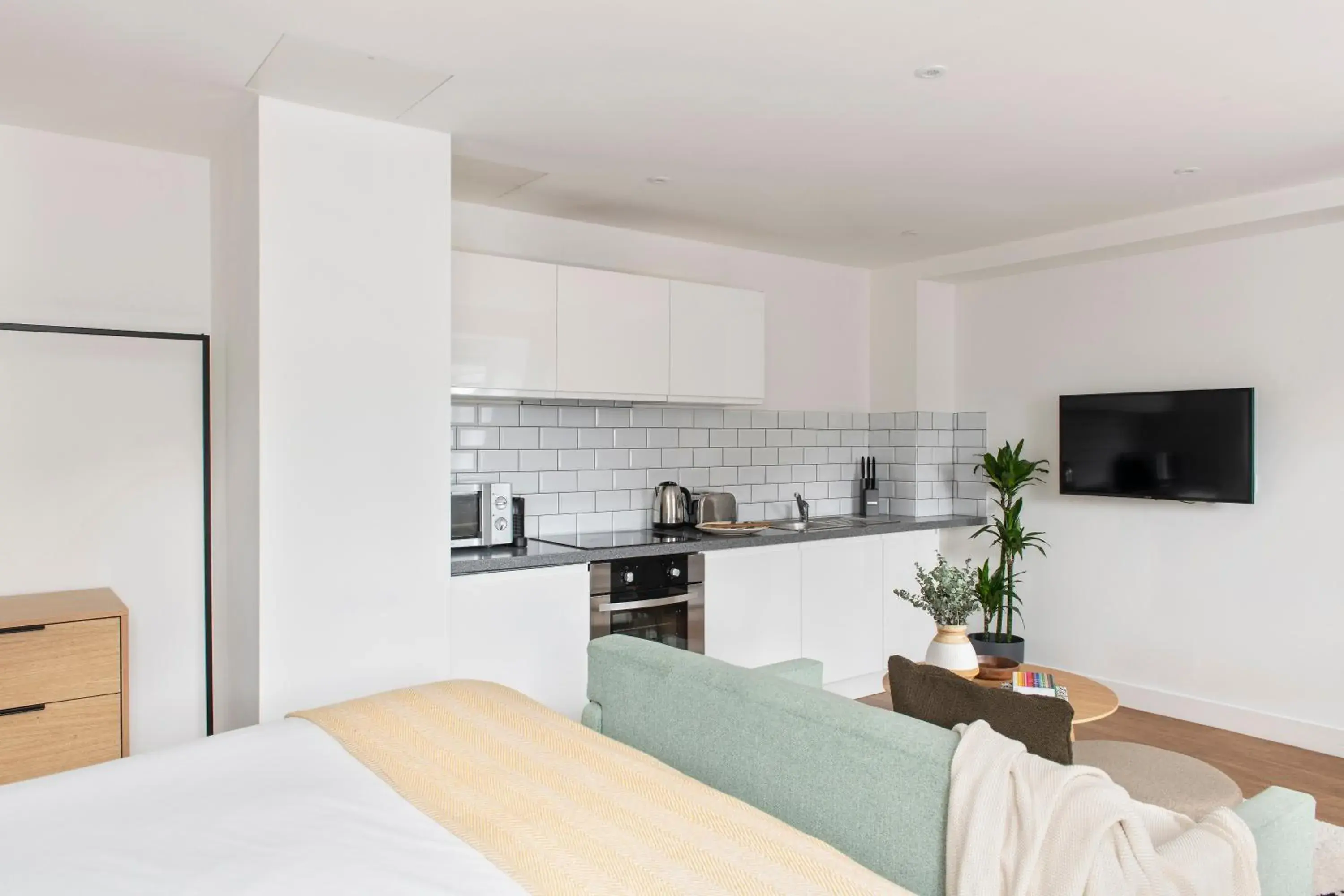 Kitchen or kitchenette, Bed in Cove Minshull Street Kitchen or kitchenette, Bed in Cove Minshull Street