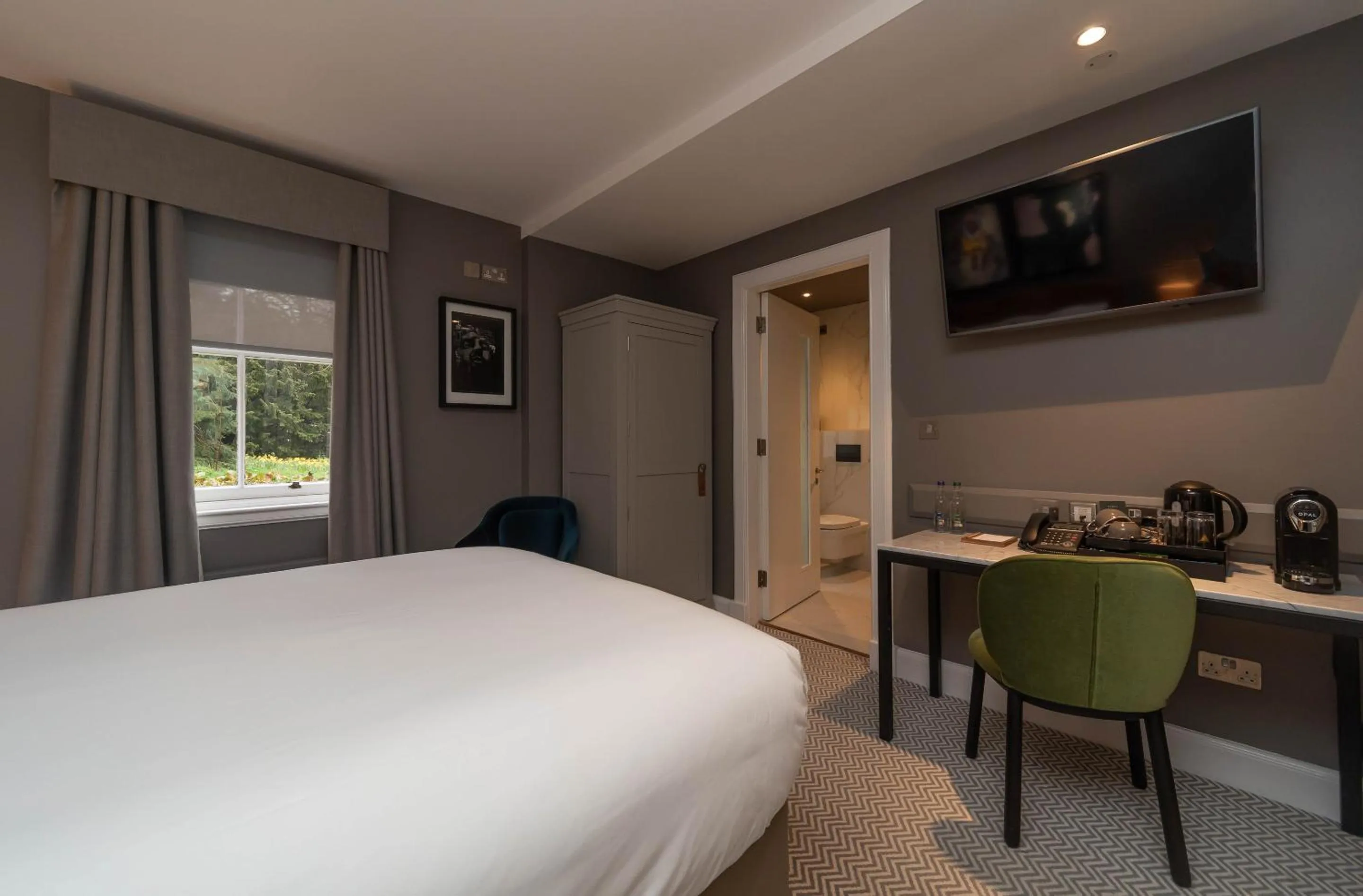 Bedroom, Bed in The Scott