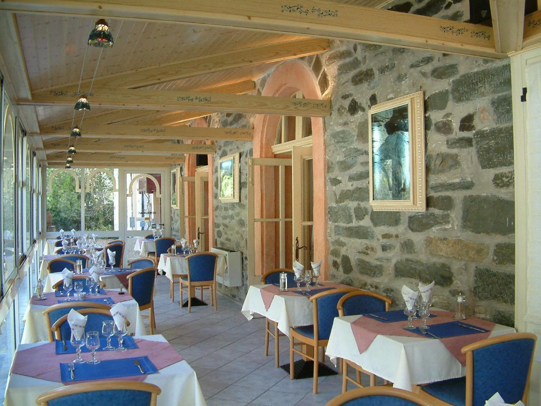 Restaurant/places to eat in Le Mirval