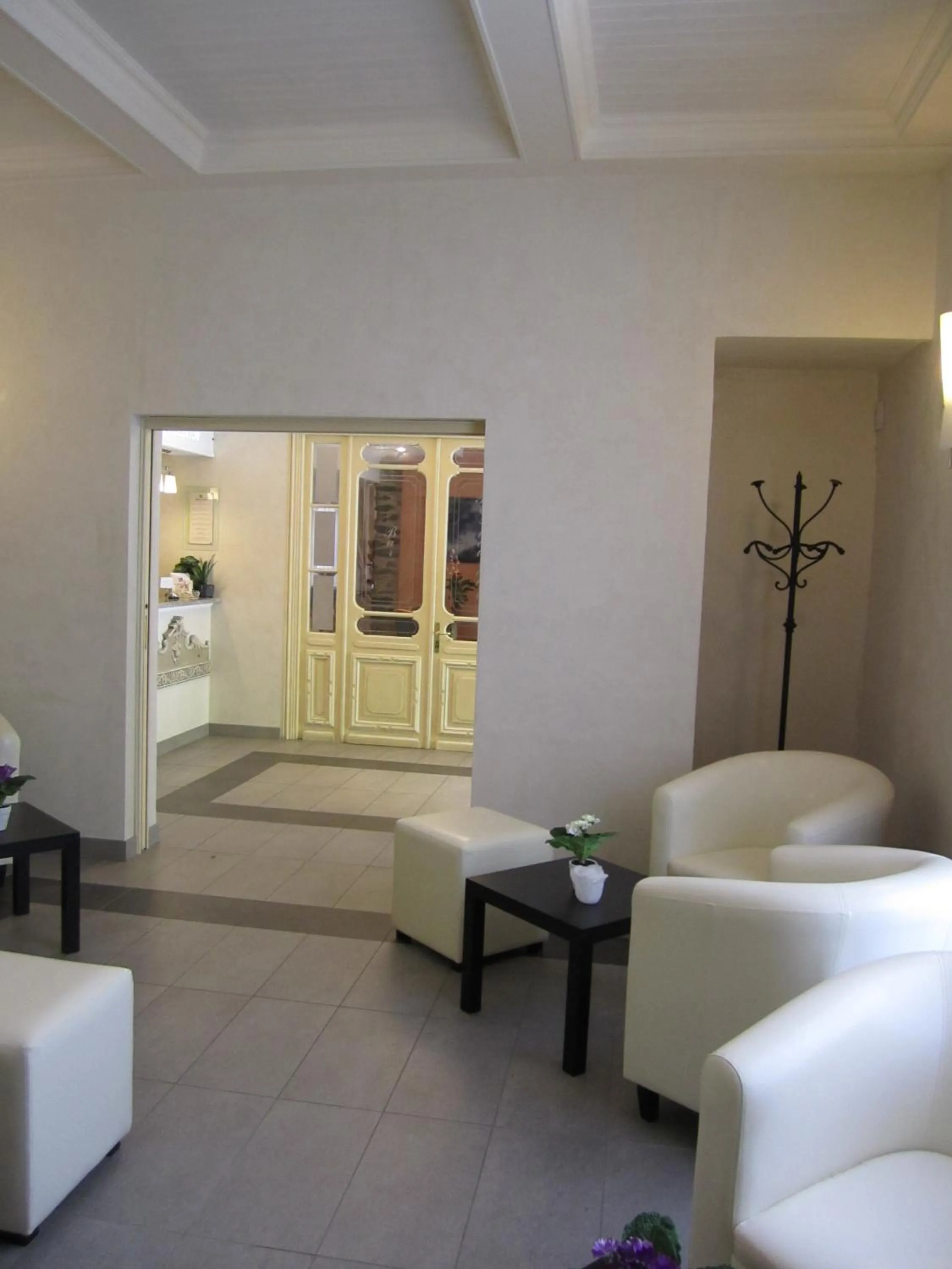 Communal lounge/ TV room in Le Mirval