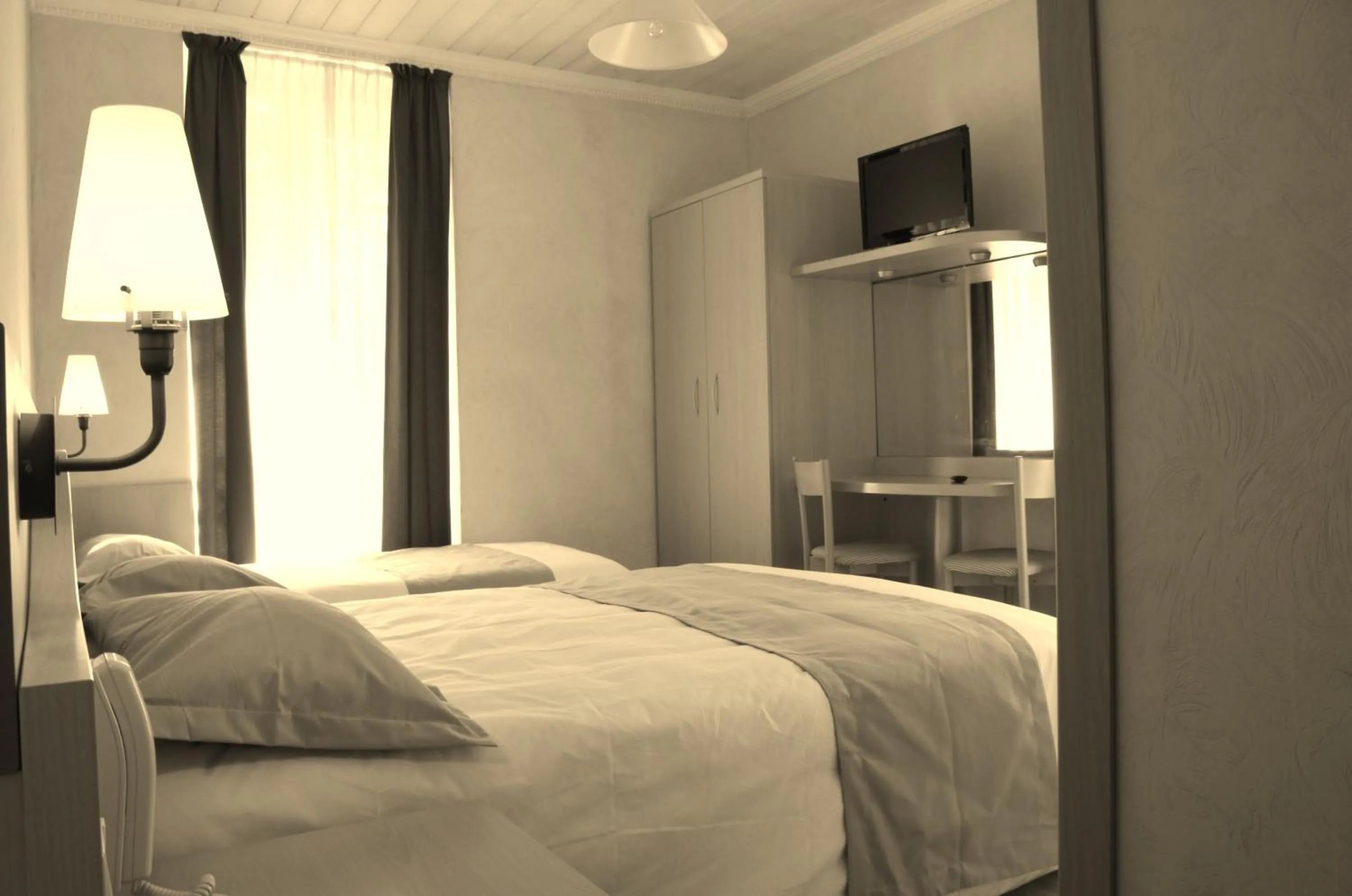 Photo of the whole room in Le Mirval