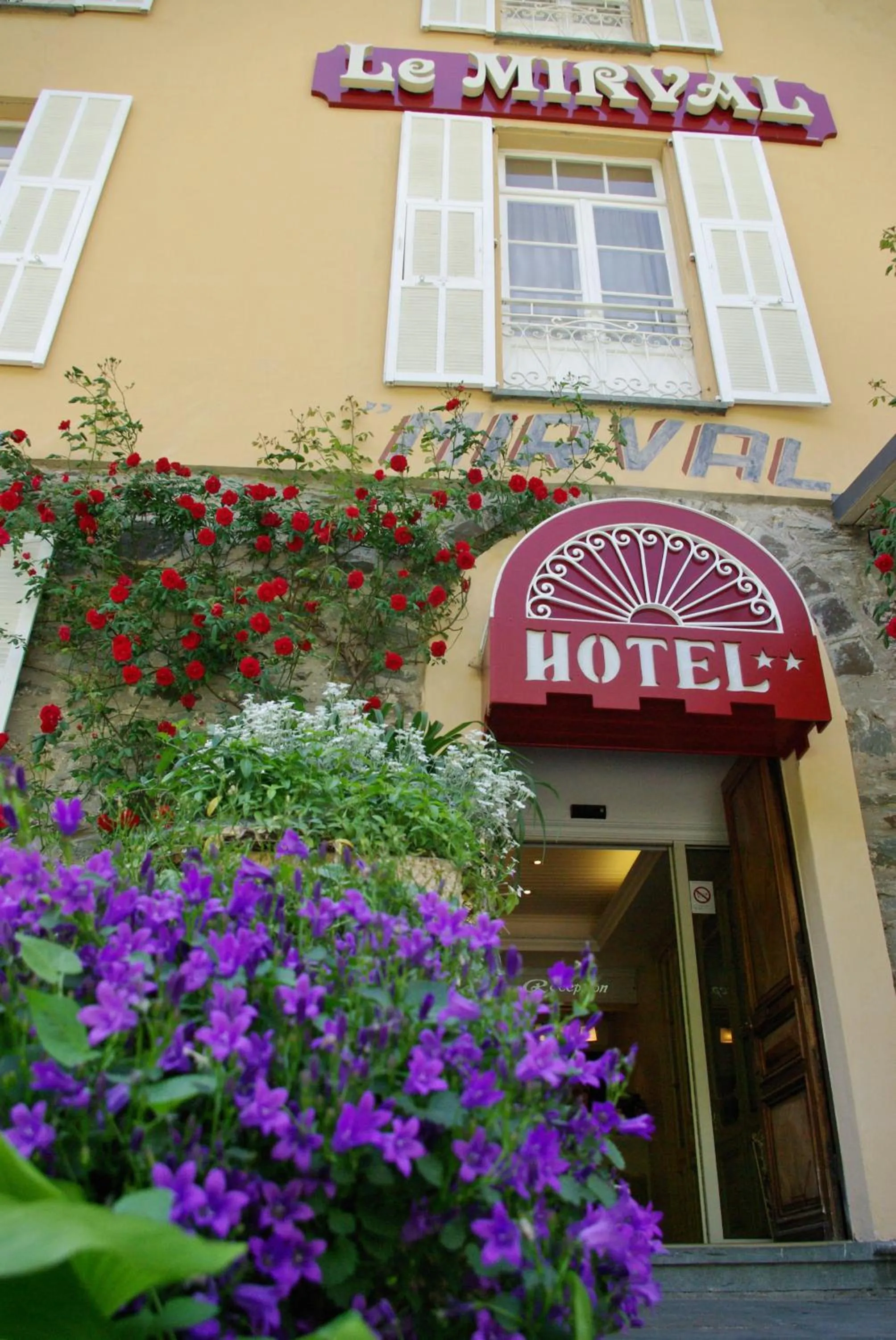 Facade/entrance in Le Mirval