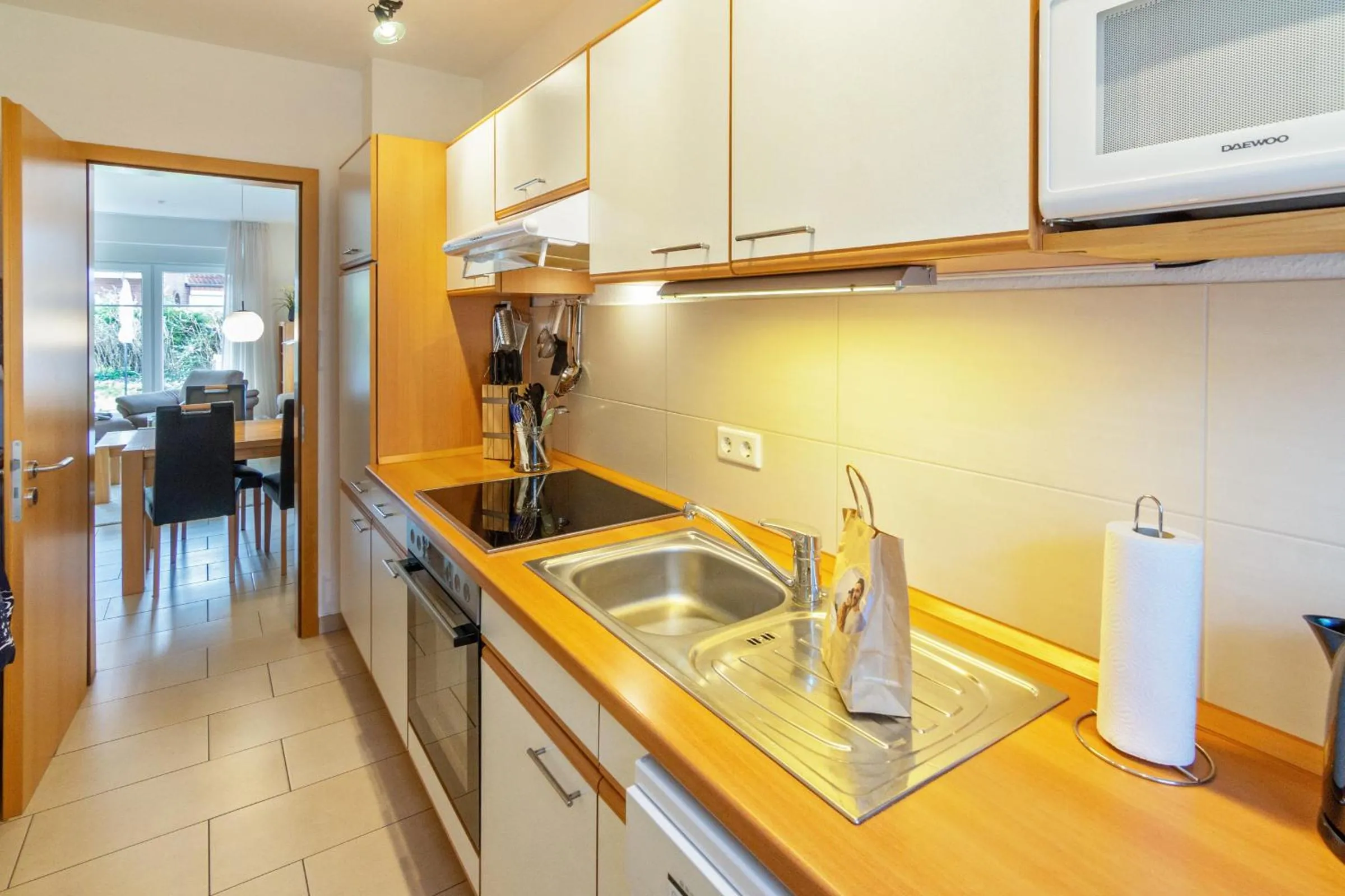 Kitchen or kitchenette in Ferienhaus Inselrosen
