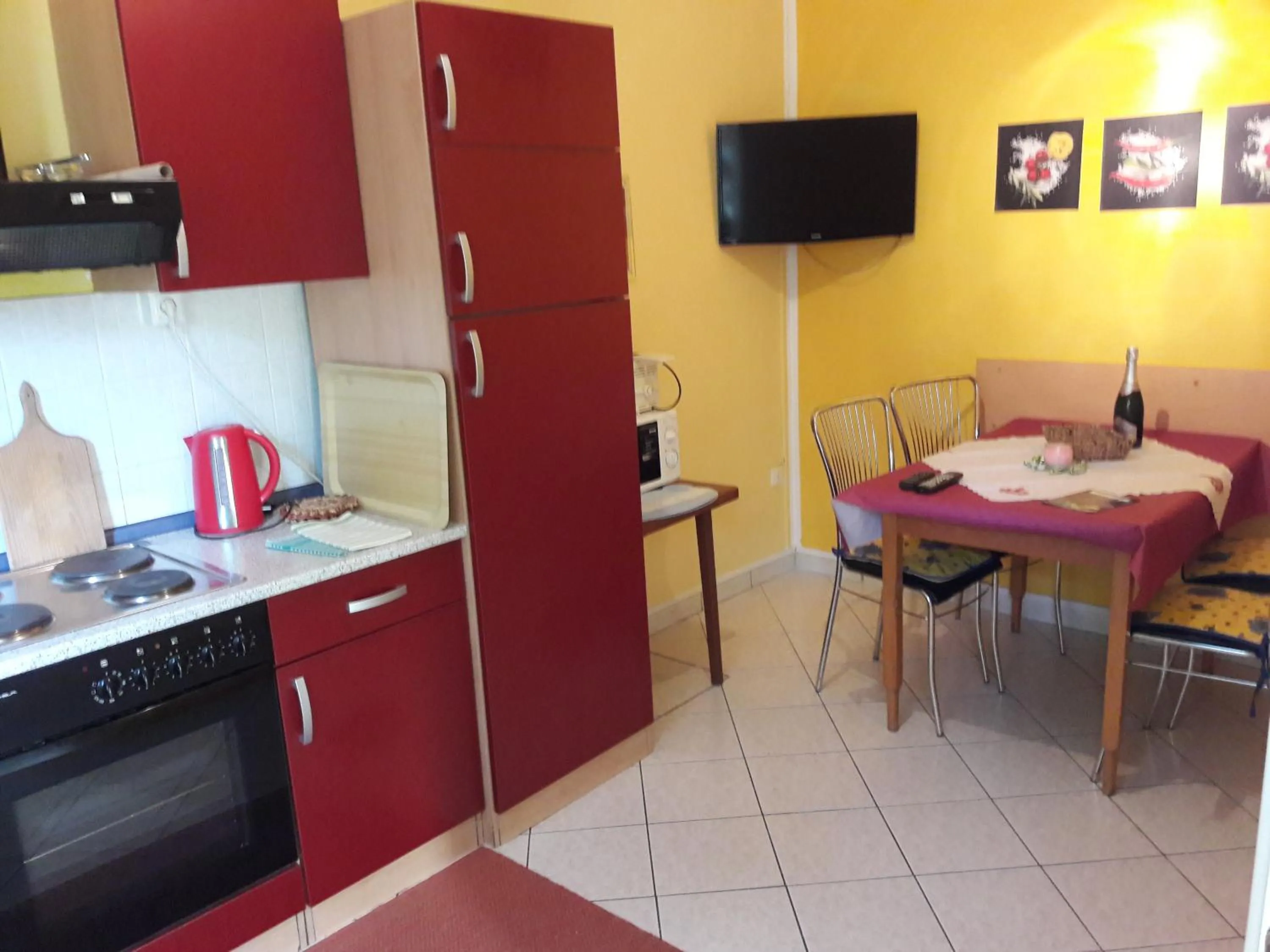 TV and multimedia in Apartments and Rooms Knez