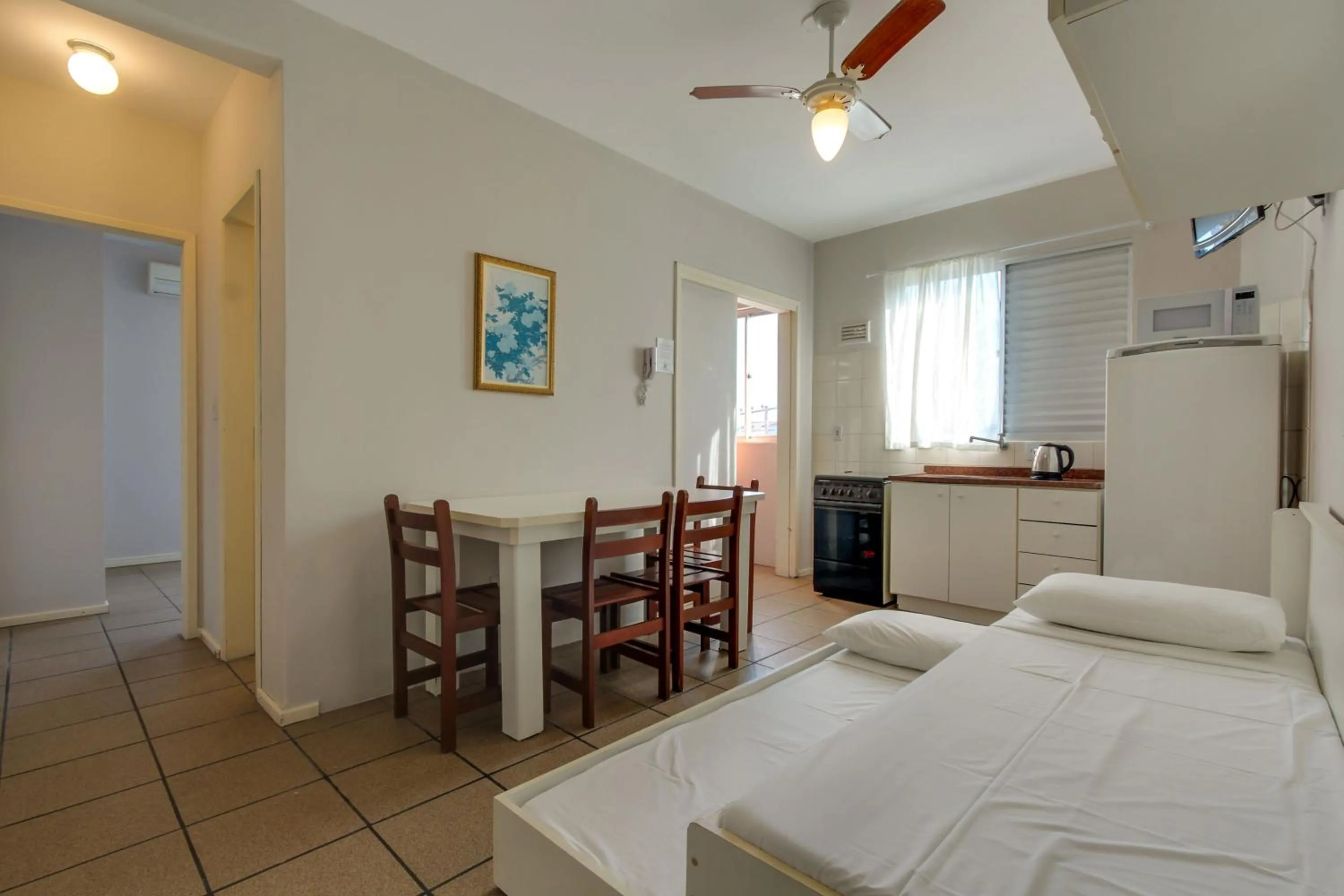 Kitchen or kitchenette, Bed in Imigrantes Apart Hotel