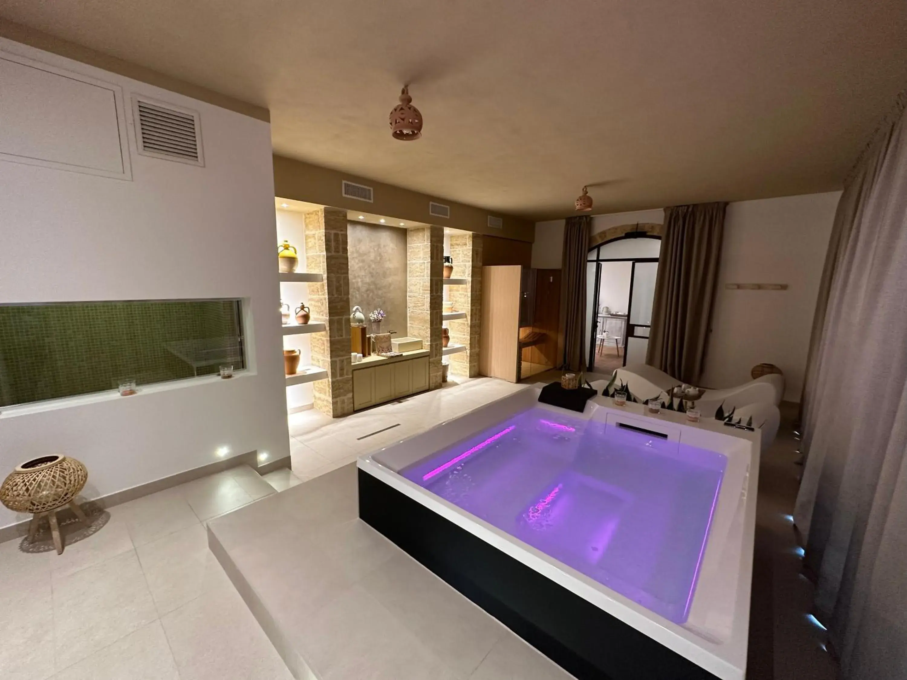 Hot Tub, Bed in Masseria Relais Santa Teresa Hot Tub, Bed in Masseria Relais Santa Teresa