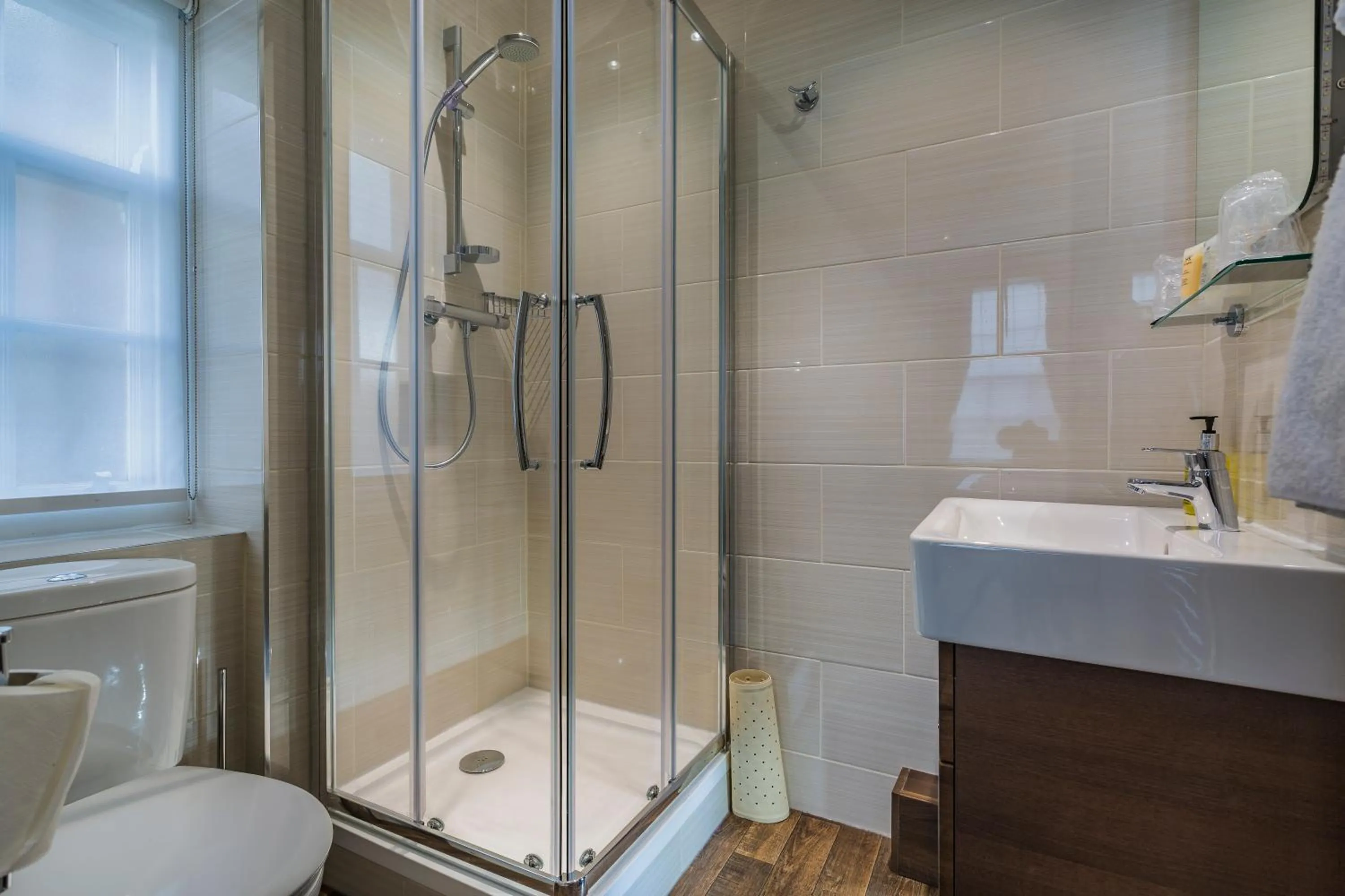 Bathroom in The Golden Fleece Hotel, Thirsk, North Yorkshire - The Coaching Inn Group