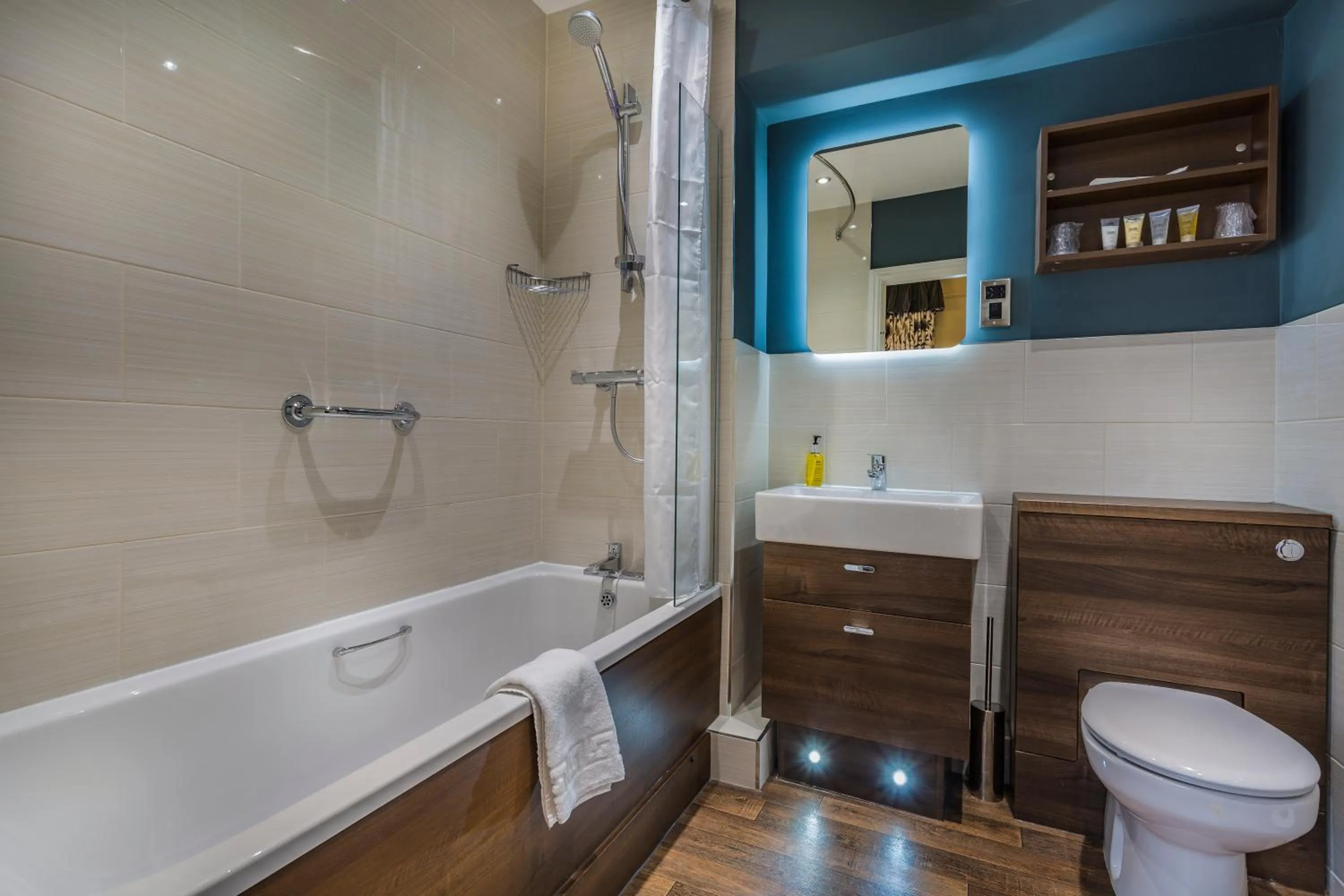 Bathroom in The Golden Fleece Hotel, Thirsk, North Yorkshire - The Coaching Inn Group