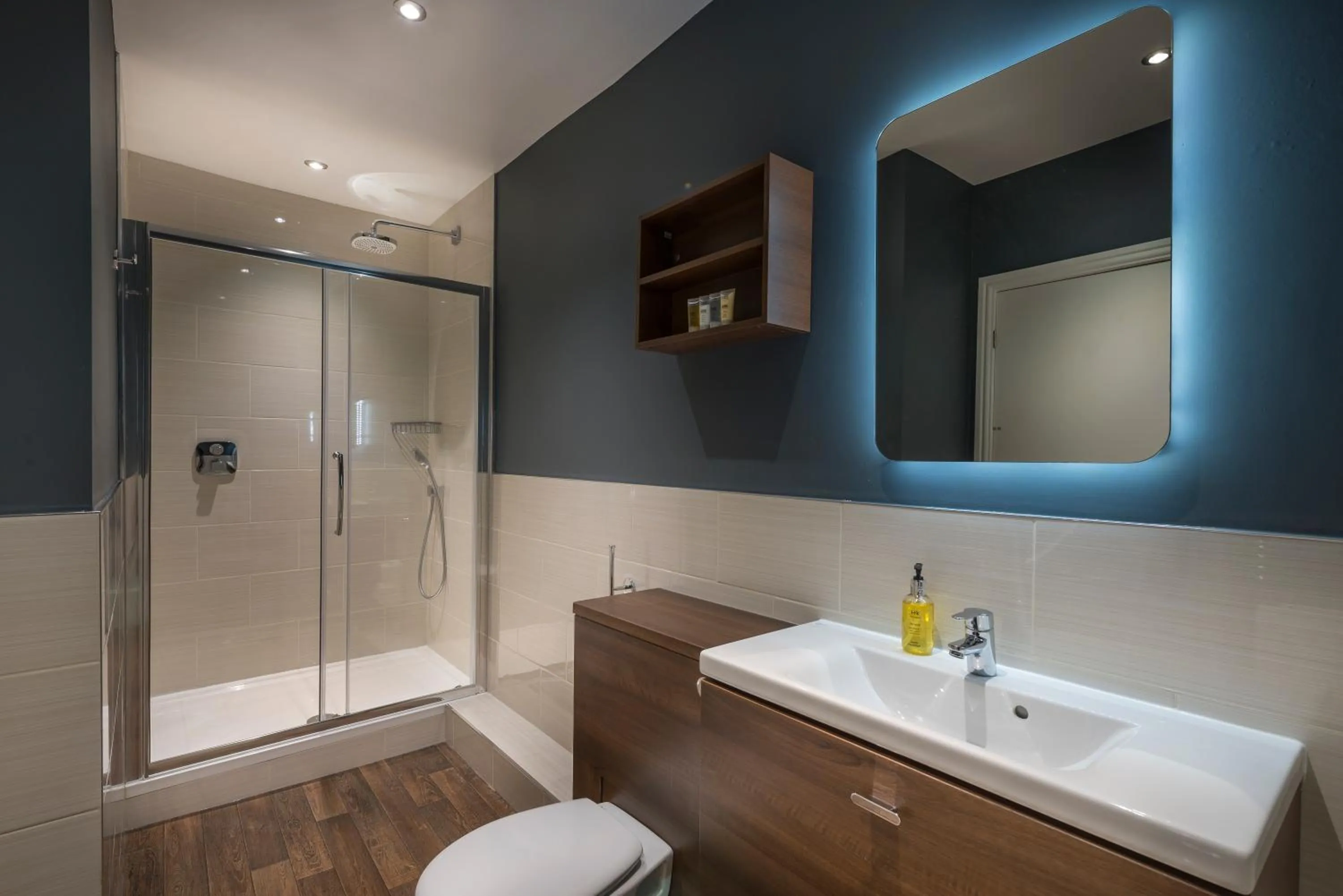 Bathroom in The Golden Fleece Hotel, Thirsk, North Yorkshire - The Coaching Inn Group
