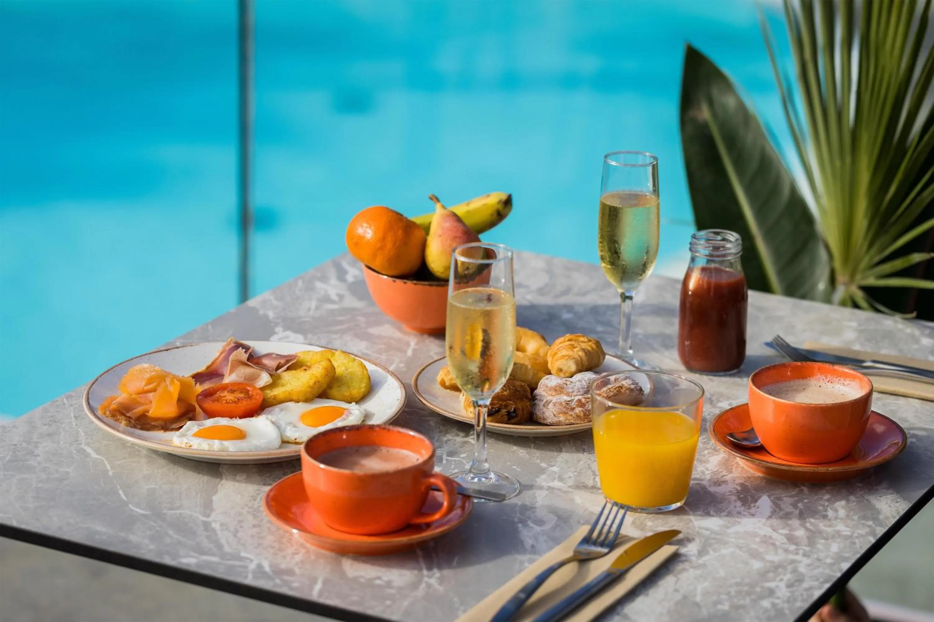 Food and drinks in Radisson Resort & Residences Tenerife - Adults Only