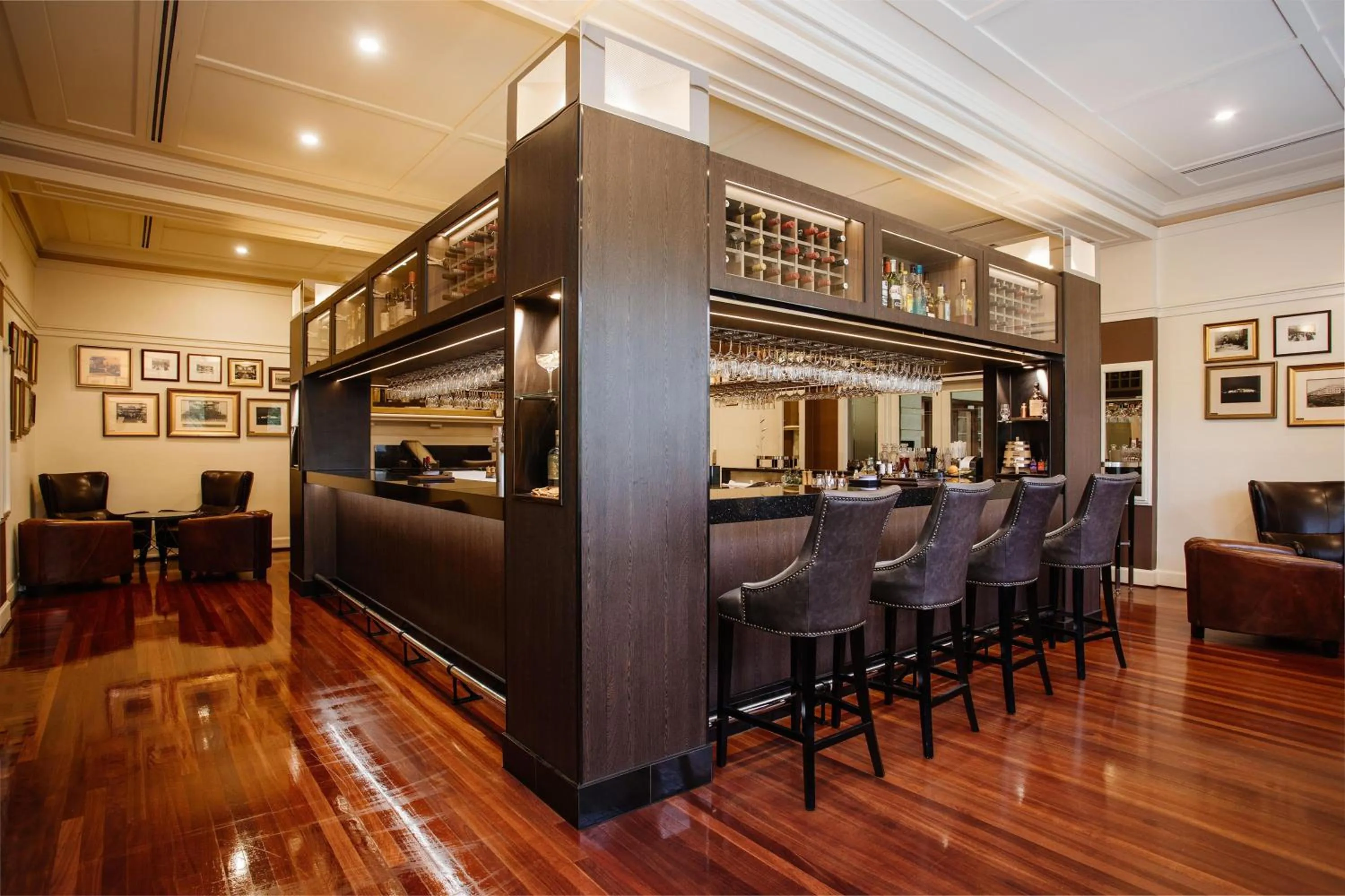 Lounge or bar in Hyatt Hotel Canberra - A Park Hyatt Hotel