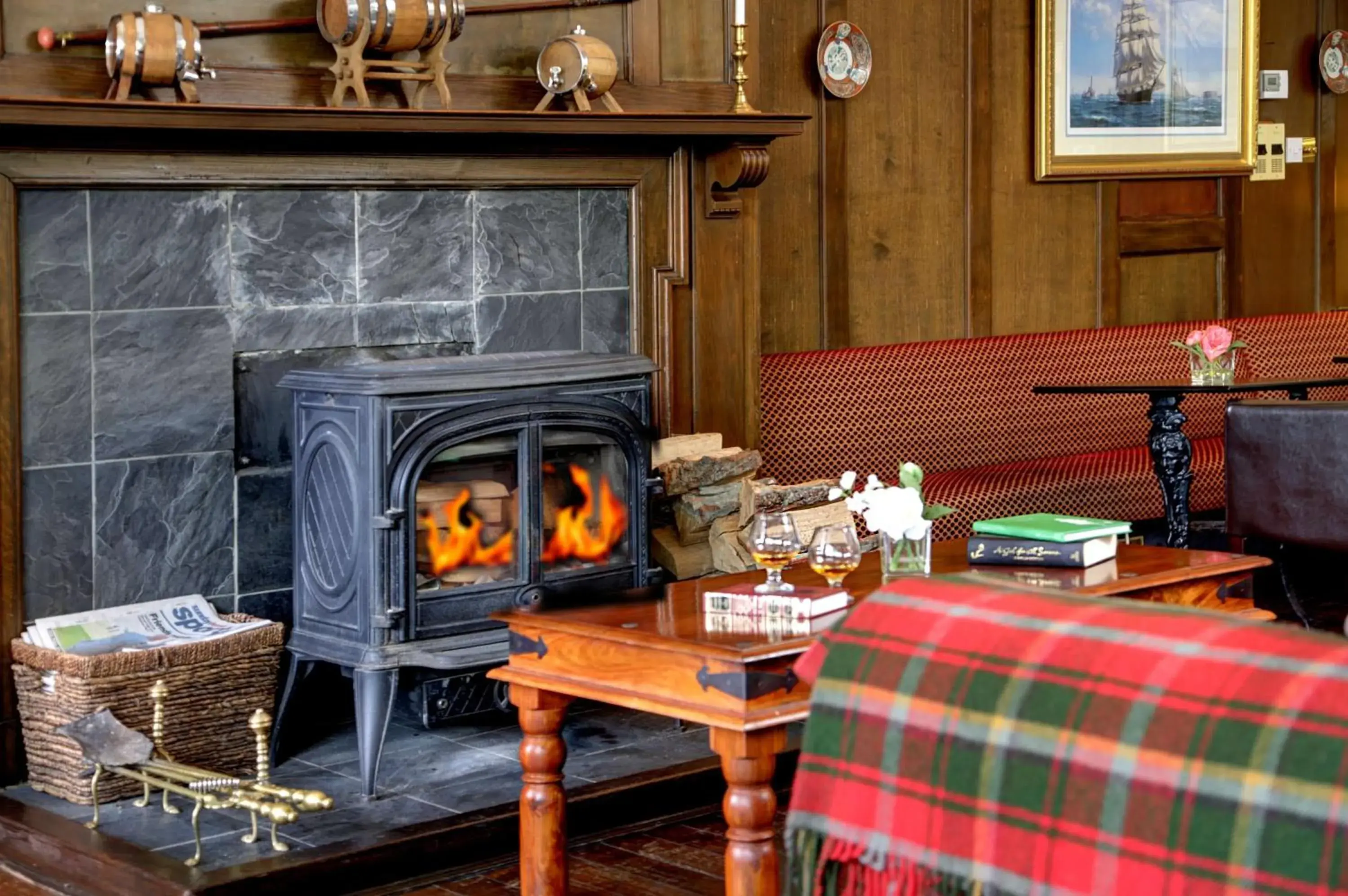 Lounge or bar in BEST WESTERN The Crianlarich Hotel Lounge or bar in BEST WESTERN The Crianlarich Hotel