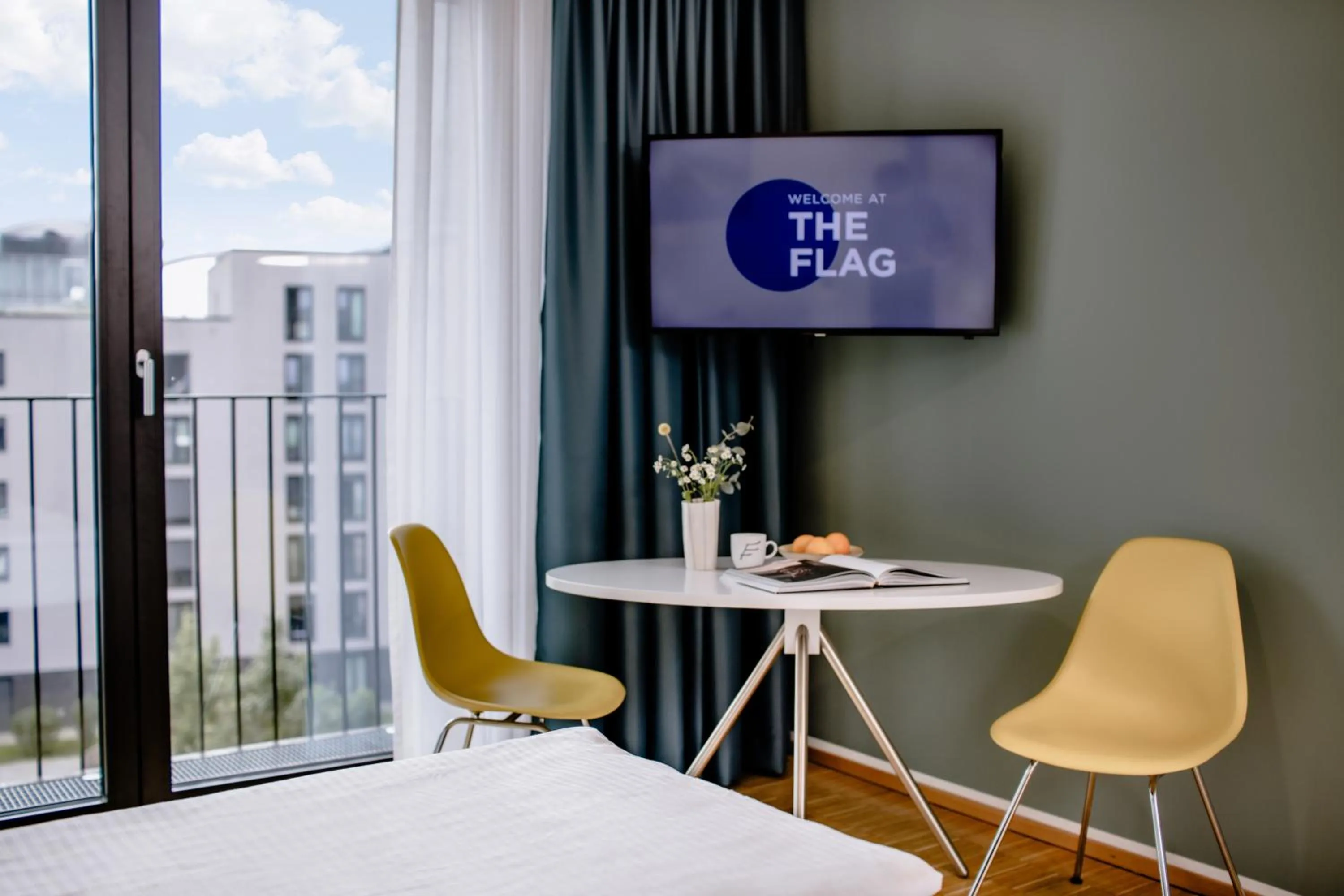 Dining area, Bed in THE FLAG München M.