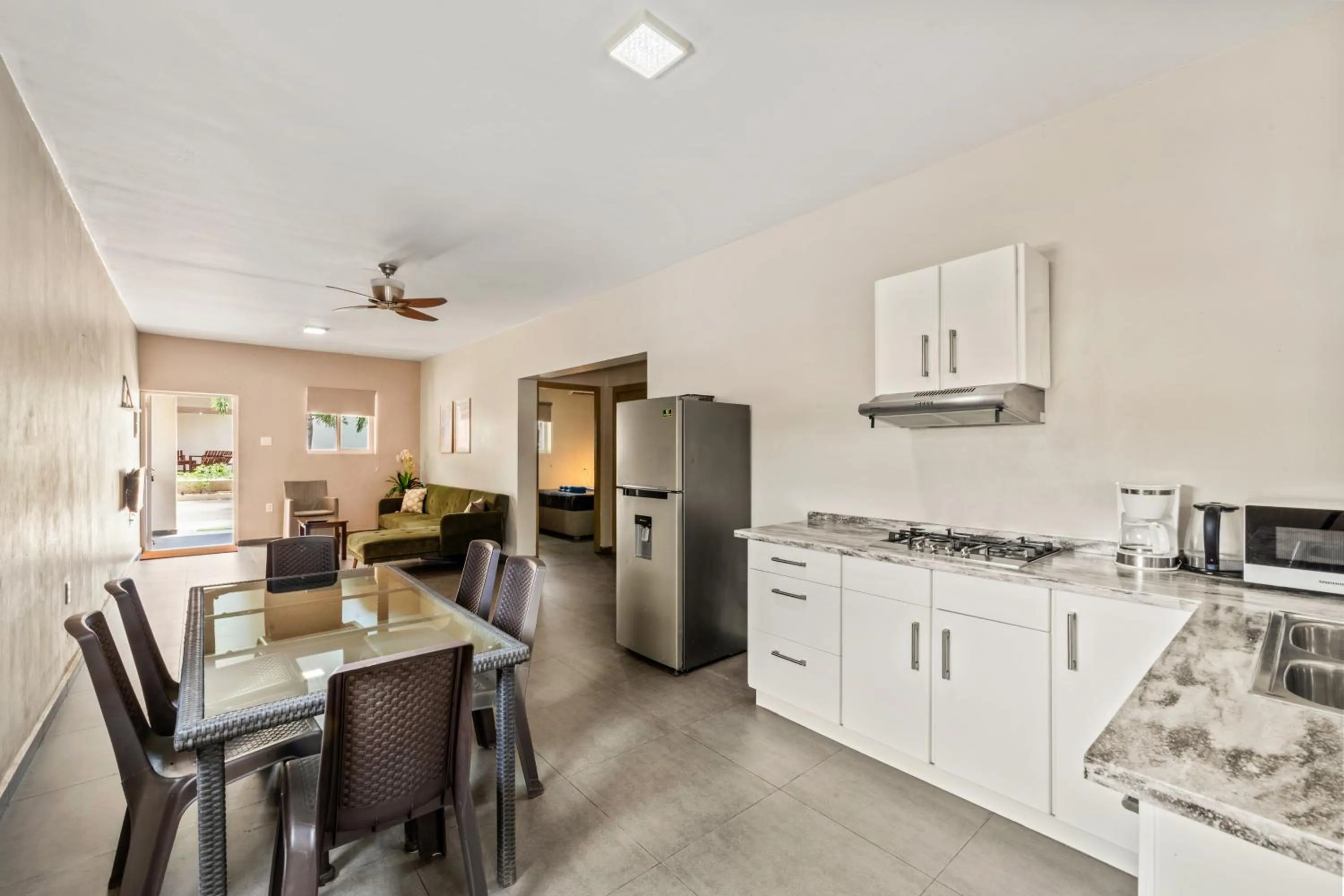 Kitchen or kitchenette in Curadise Living