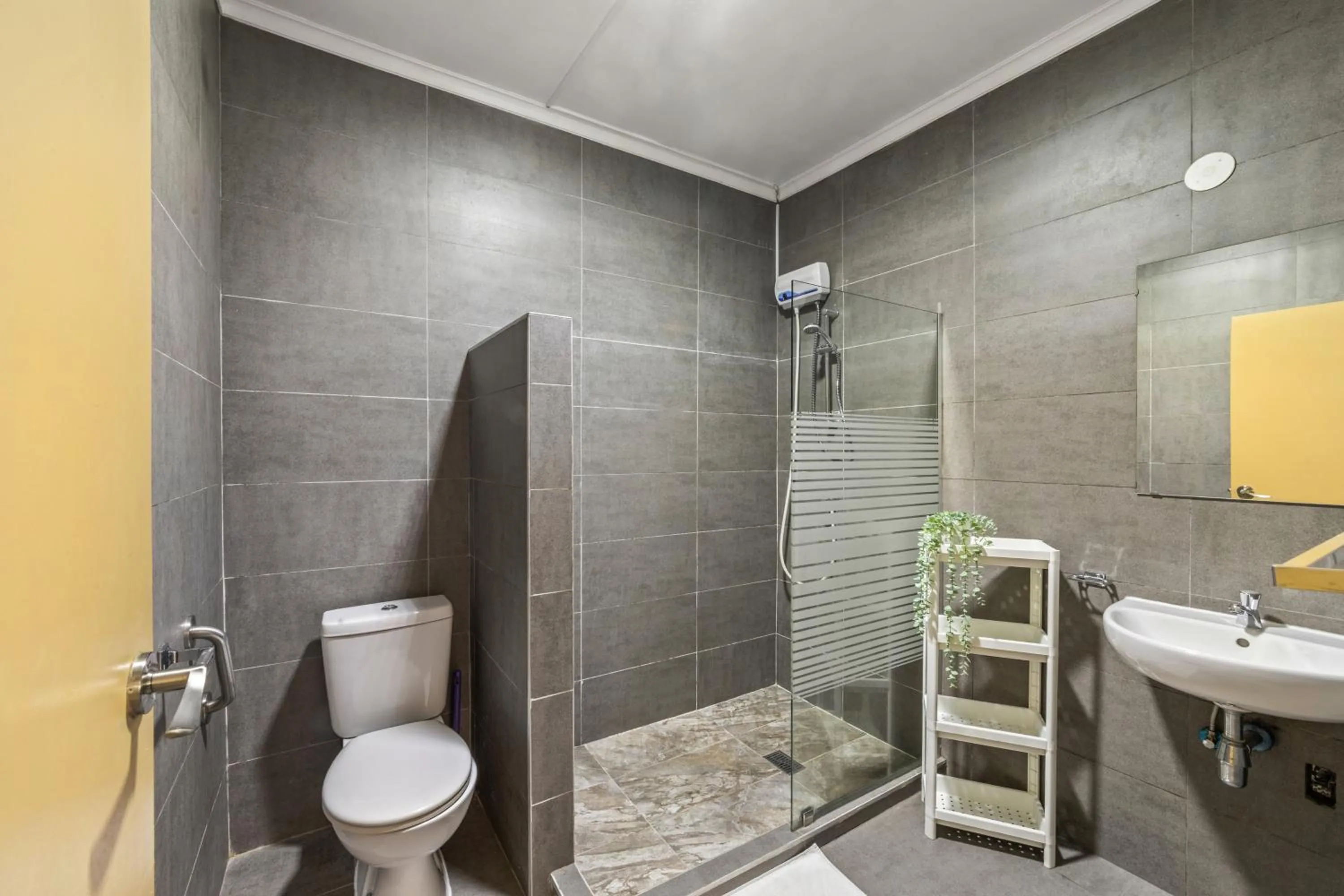 Shower in Curadise Living