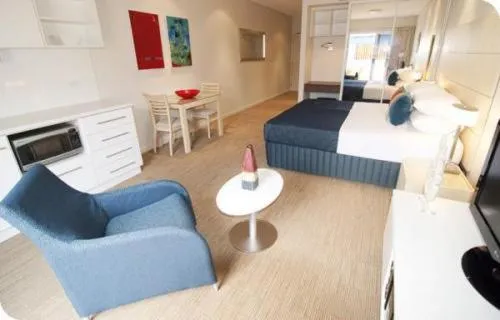 Photo of the whole room, Bed in Broadwater Mariner Resort