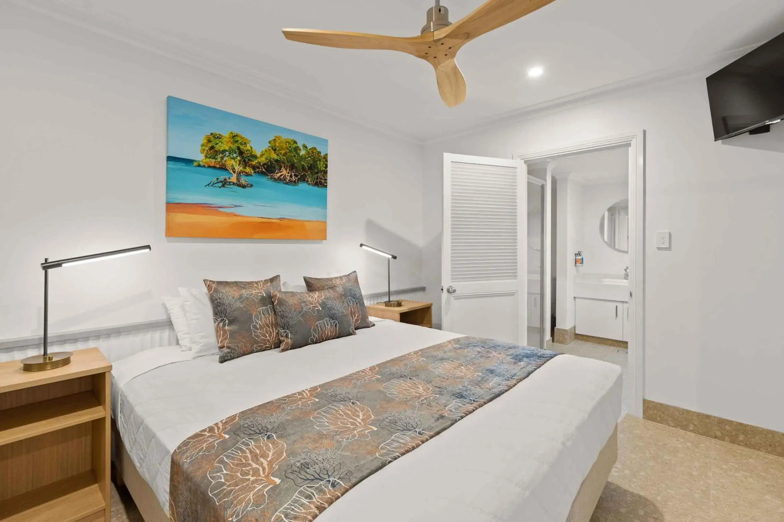 Bedroom, Bed in Moonlight Bay Suites Bedroom, Bed in Moonlight Bay Suites