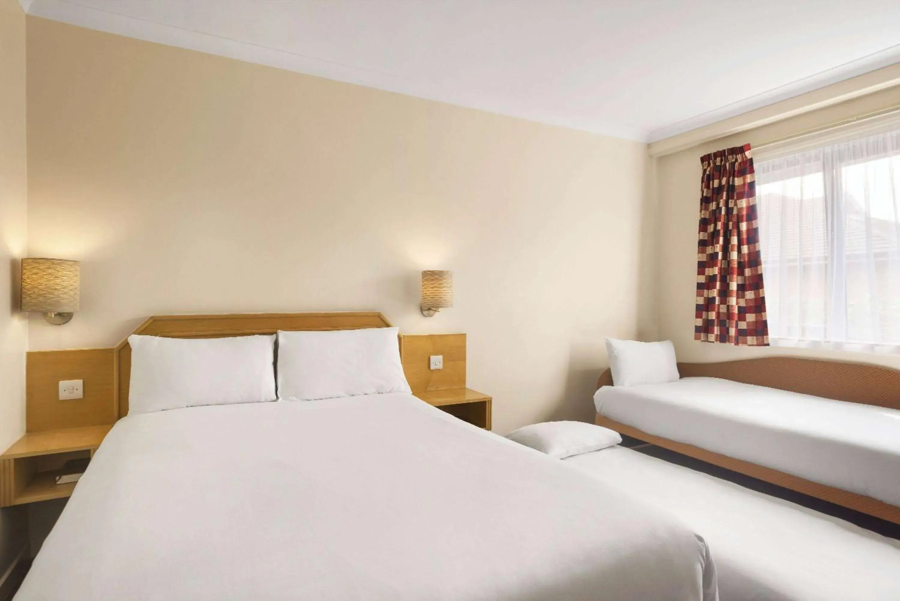 Photo of the whole room, Bed in Days Inn Hamilton Photo of the whole room, Bed in Days Inn Hamilton