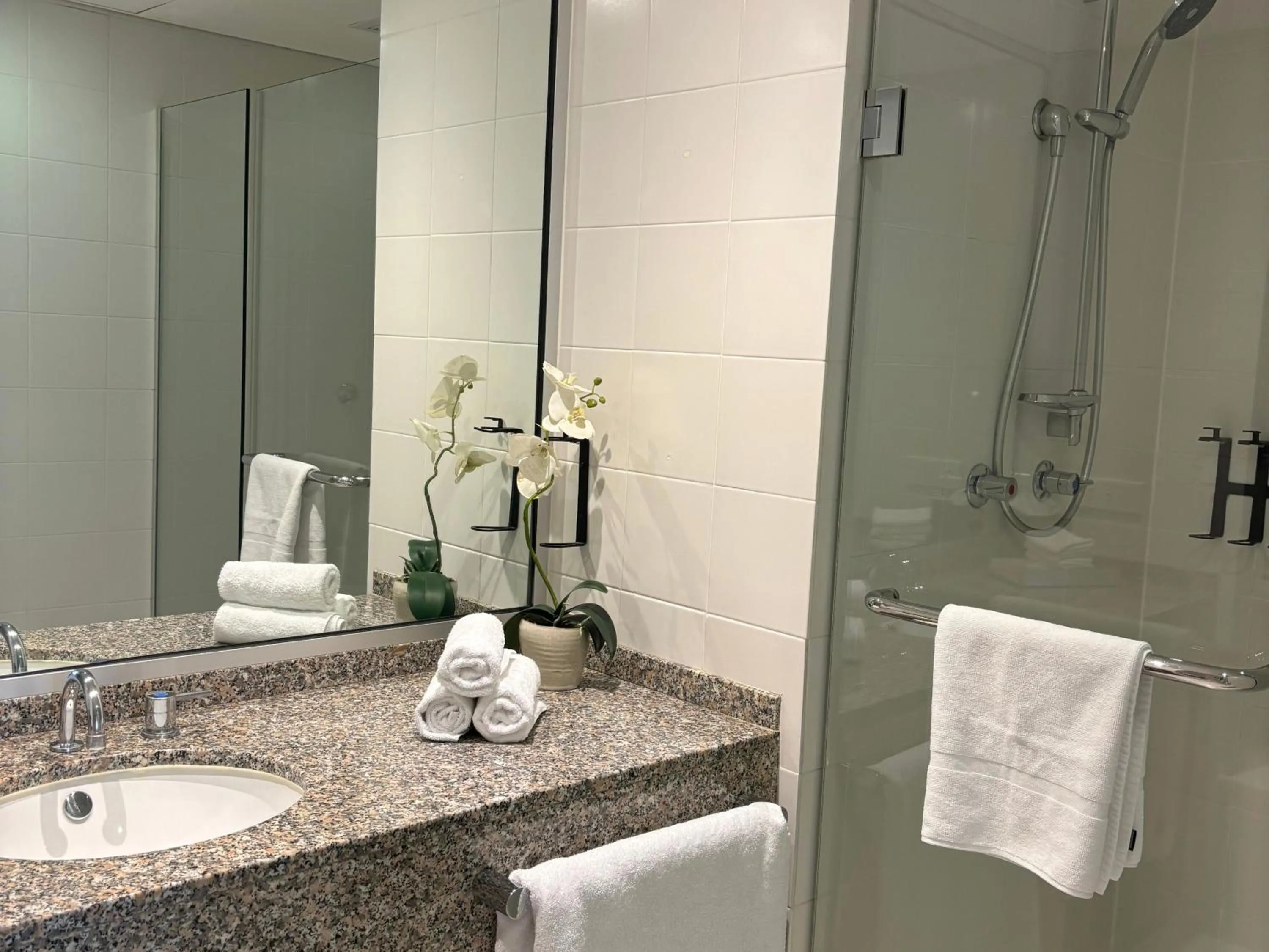 Shower in Hyatt Regency Perth