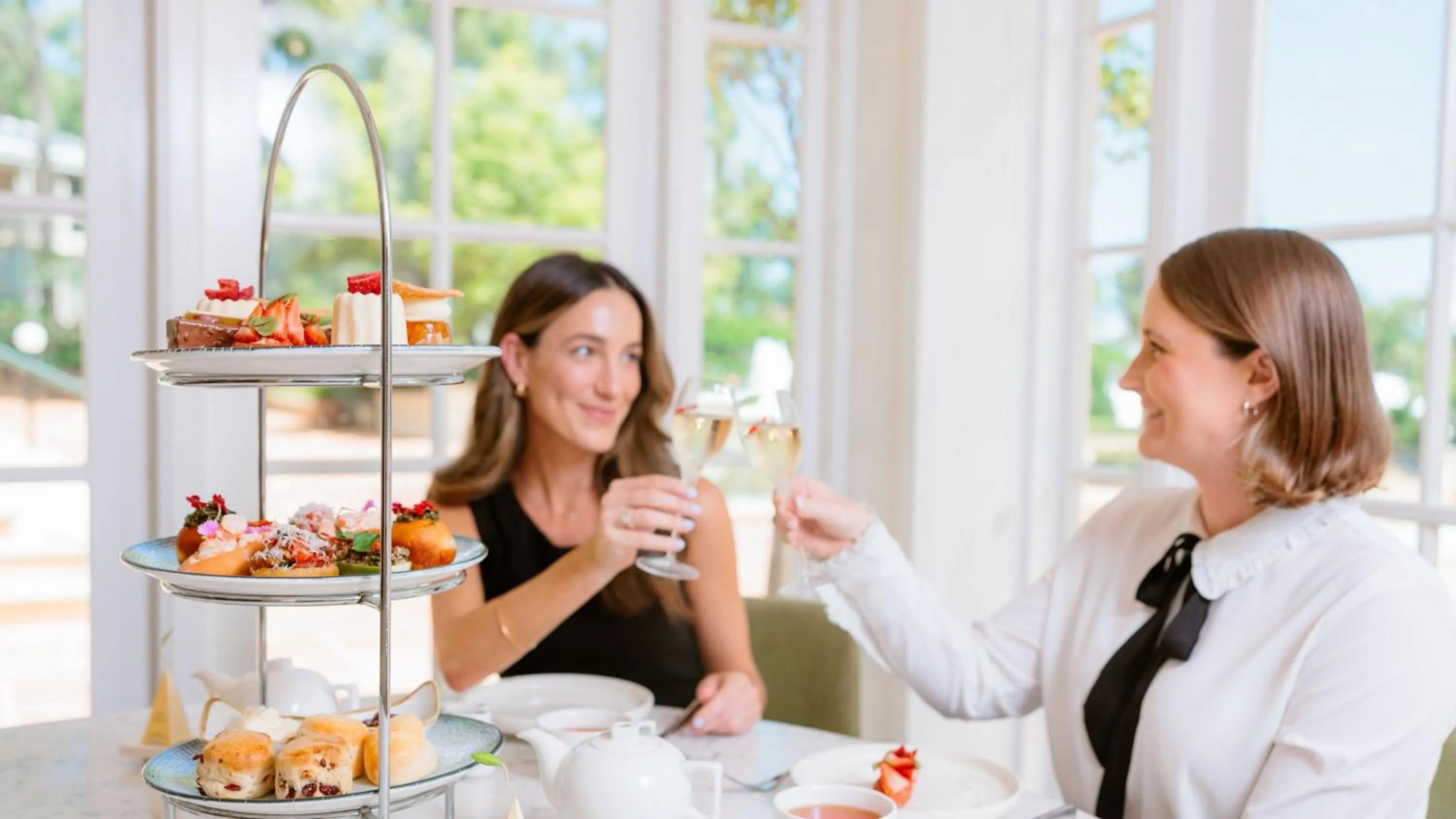 Lounge or bar in InterContinental Sanctuary Cove Resort by IHG