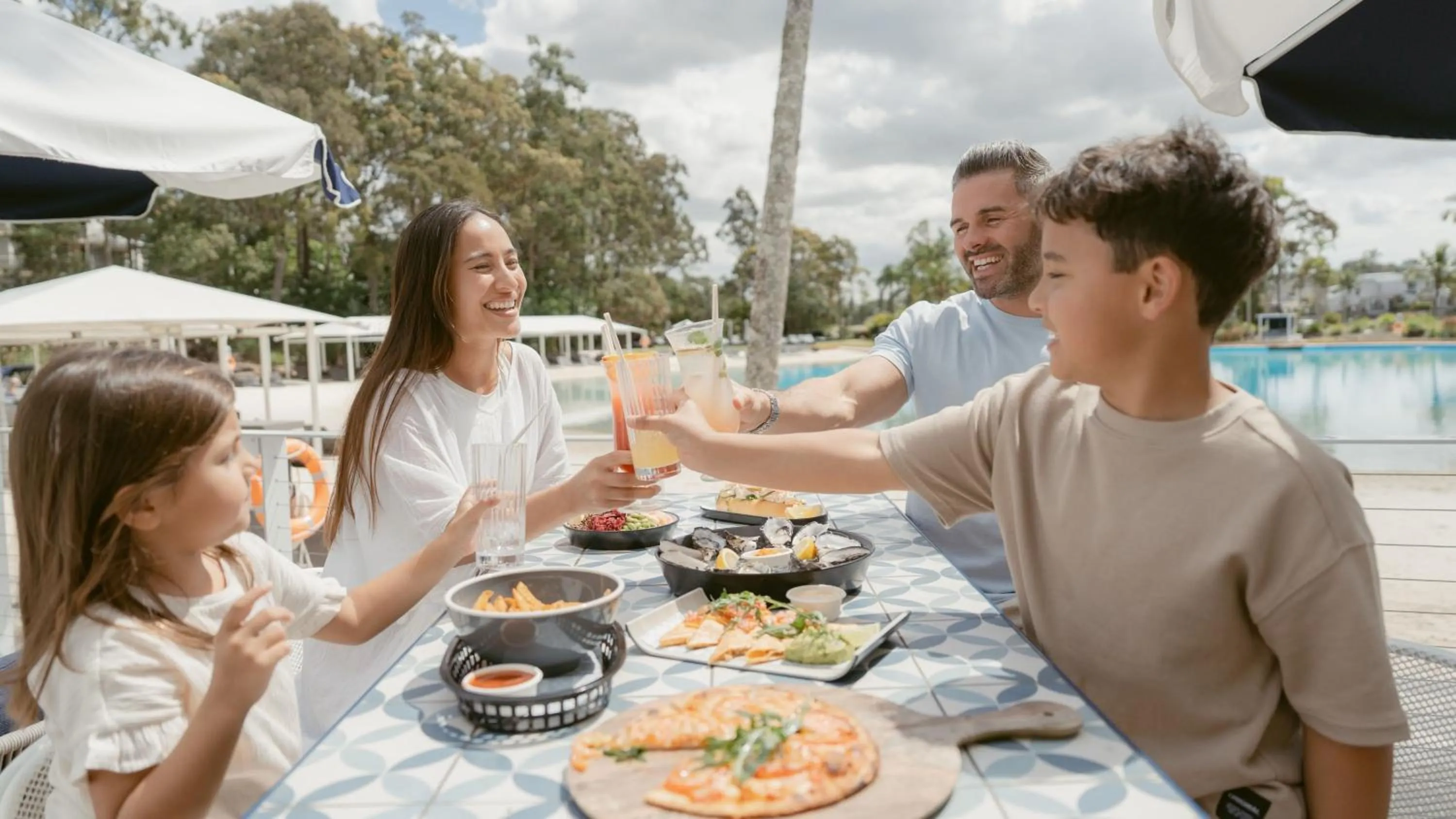 Lounge or bar in InterContinental Sanctuary Cove Resort by IHG