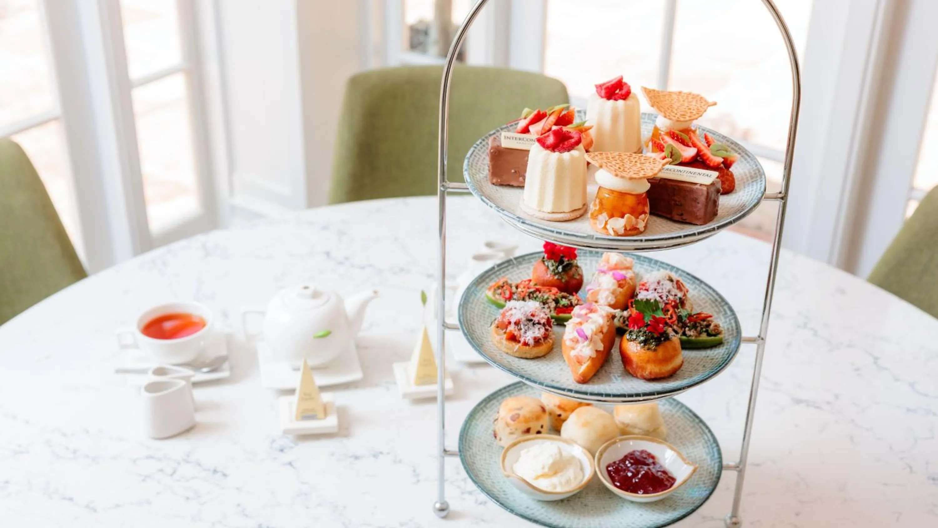 Lounge or bar in InterContinental Sanctuary Cove Resort by IHG