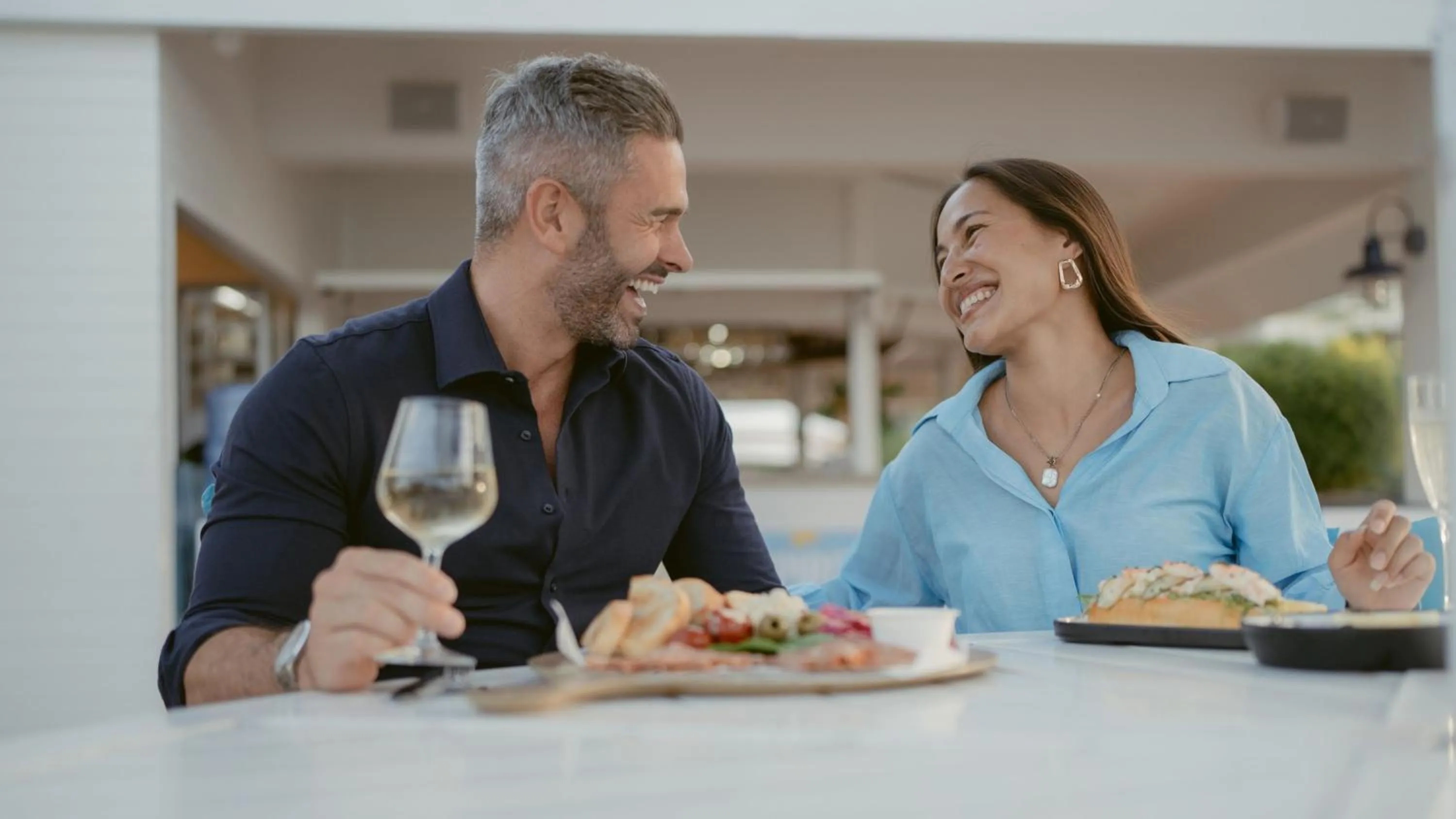 Lounge or bar in InterContinental Sanctuary Cove Resort by IHG