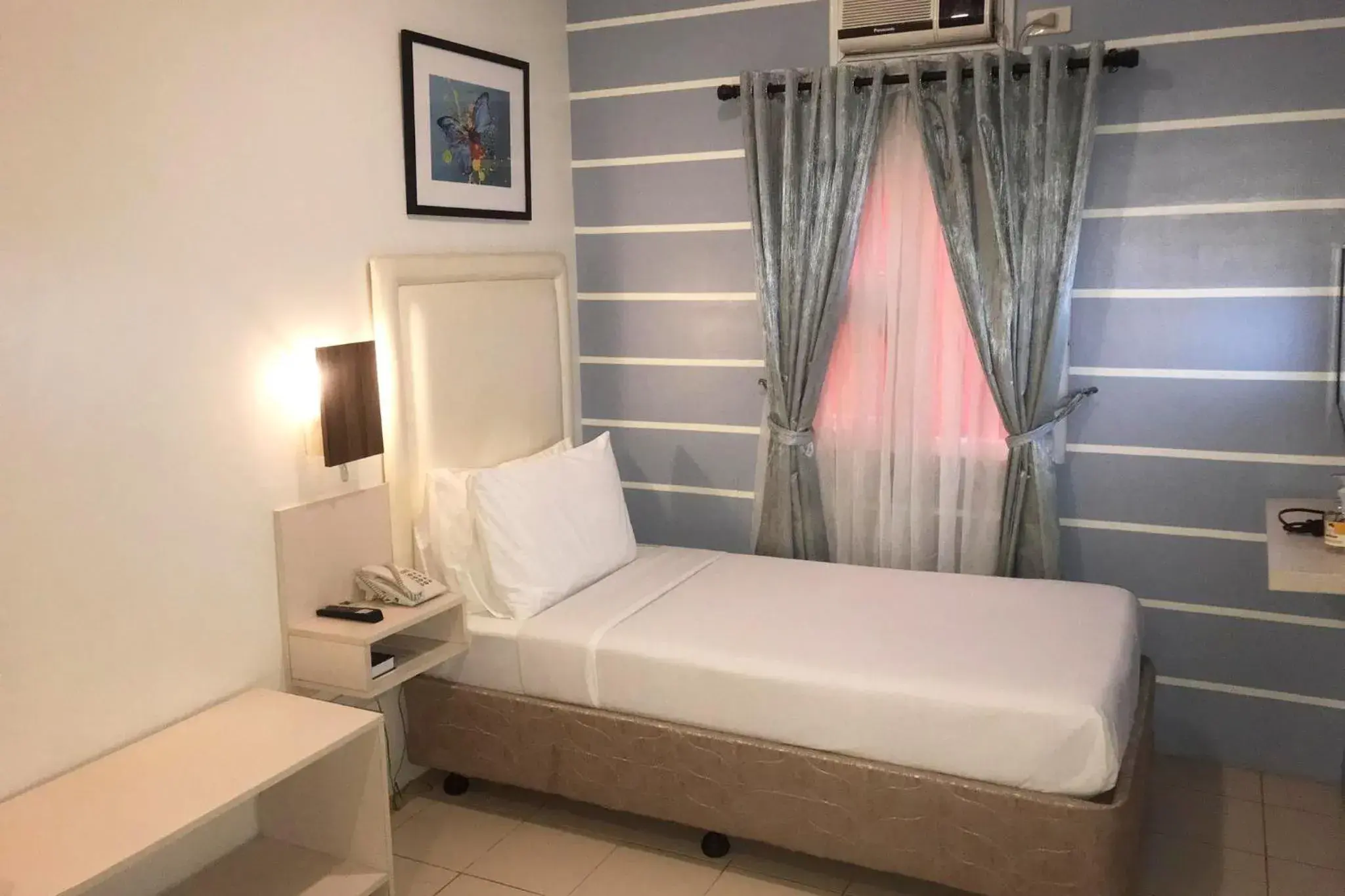 Deluxe Single Room in Cebu Uncle Toms Cabin Hotel powered by Cocotel Deluxe Single Room in Cebu Uncle Toms Cabin Hotel powered by Cocotel
