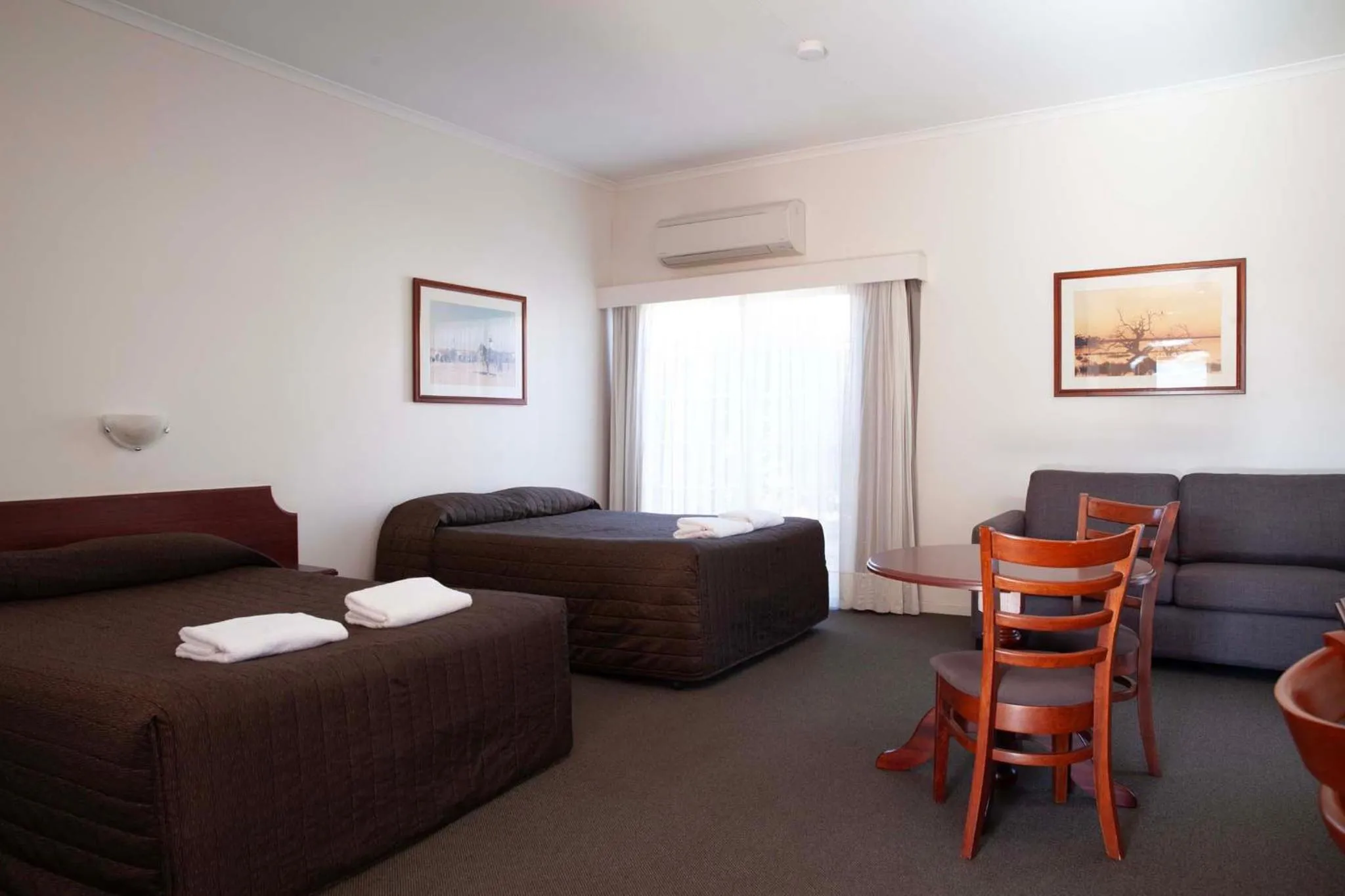 Bed in The Kidman Wayside Inn