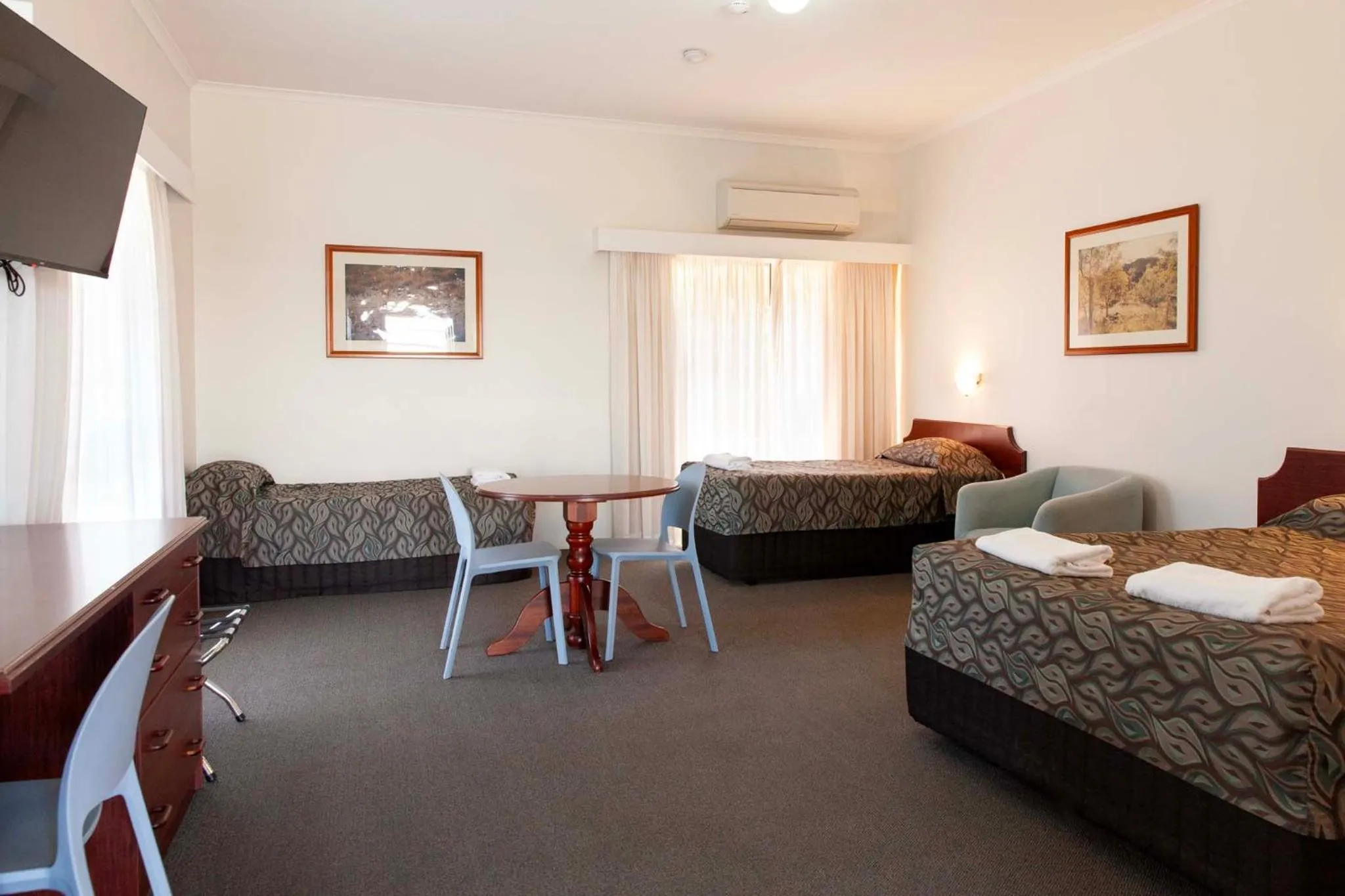 Bed in The Kidman Wayside Inn