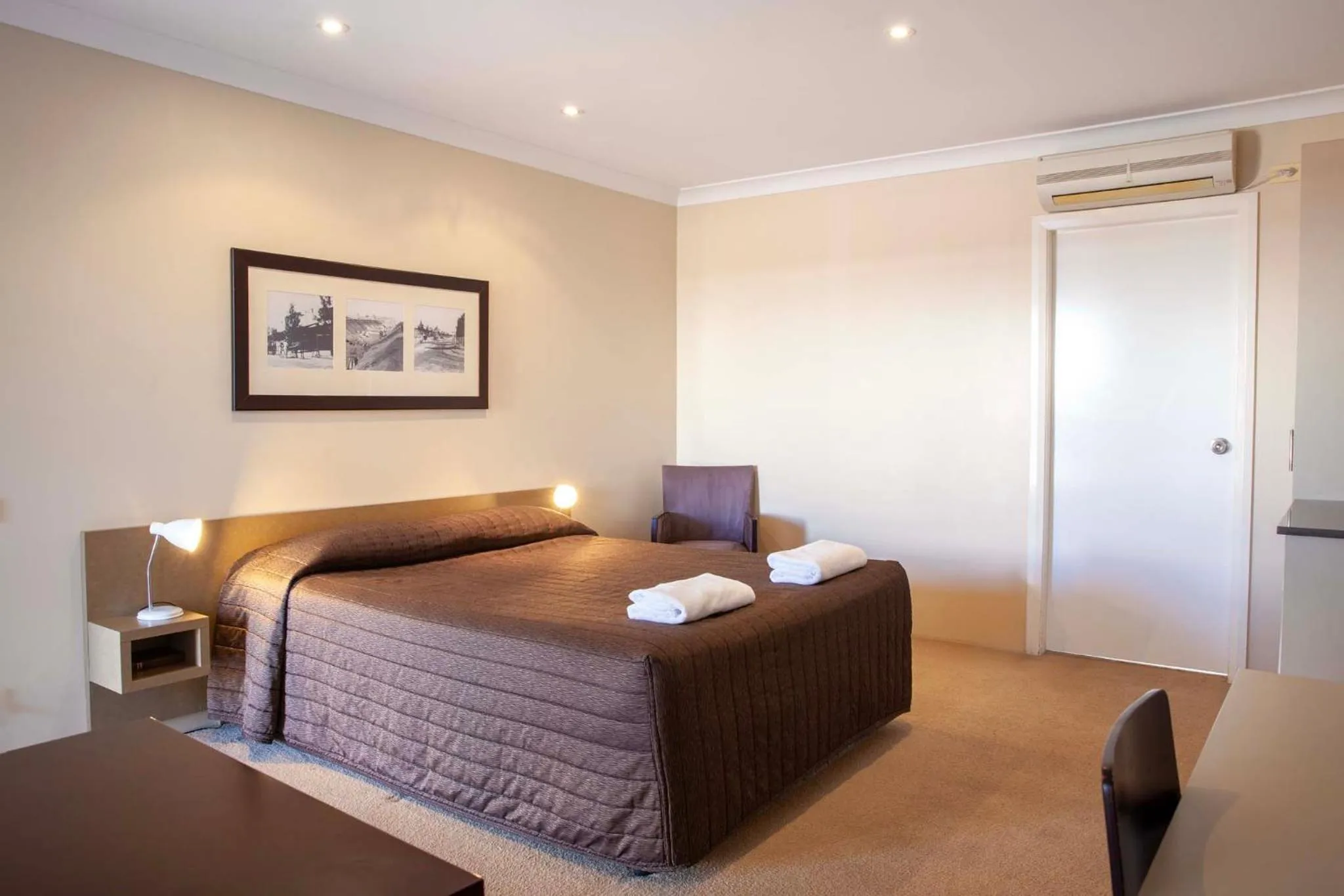 Bed in The Kidman Wayside Inn