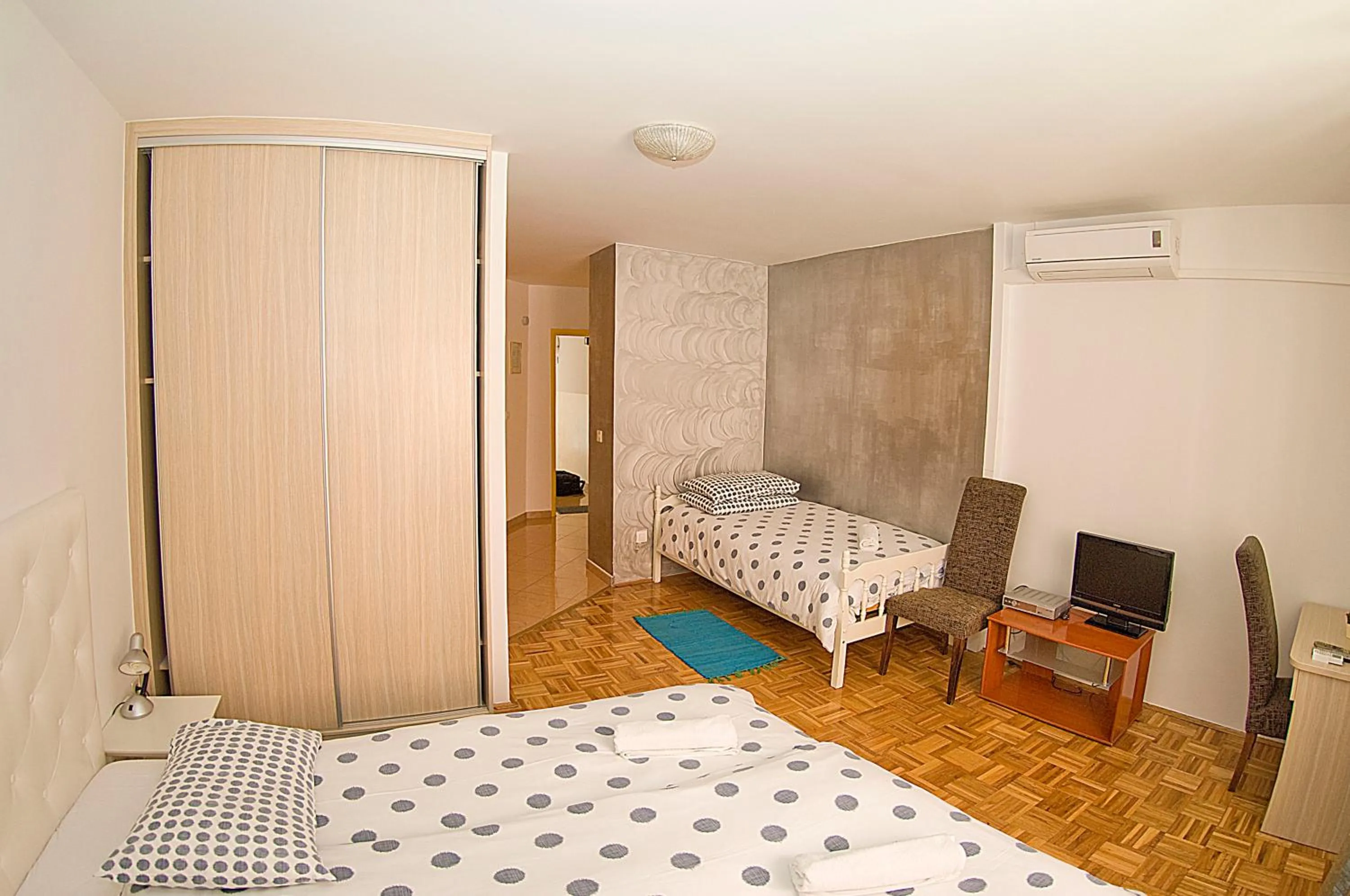 Photo of the whole room, Bed in Apartments Tomato 1