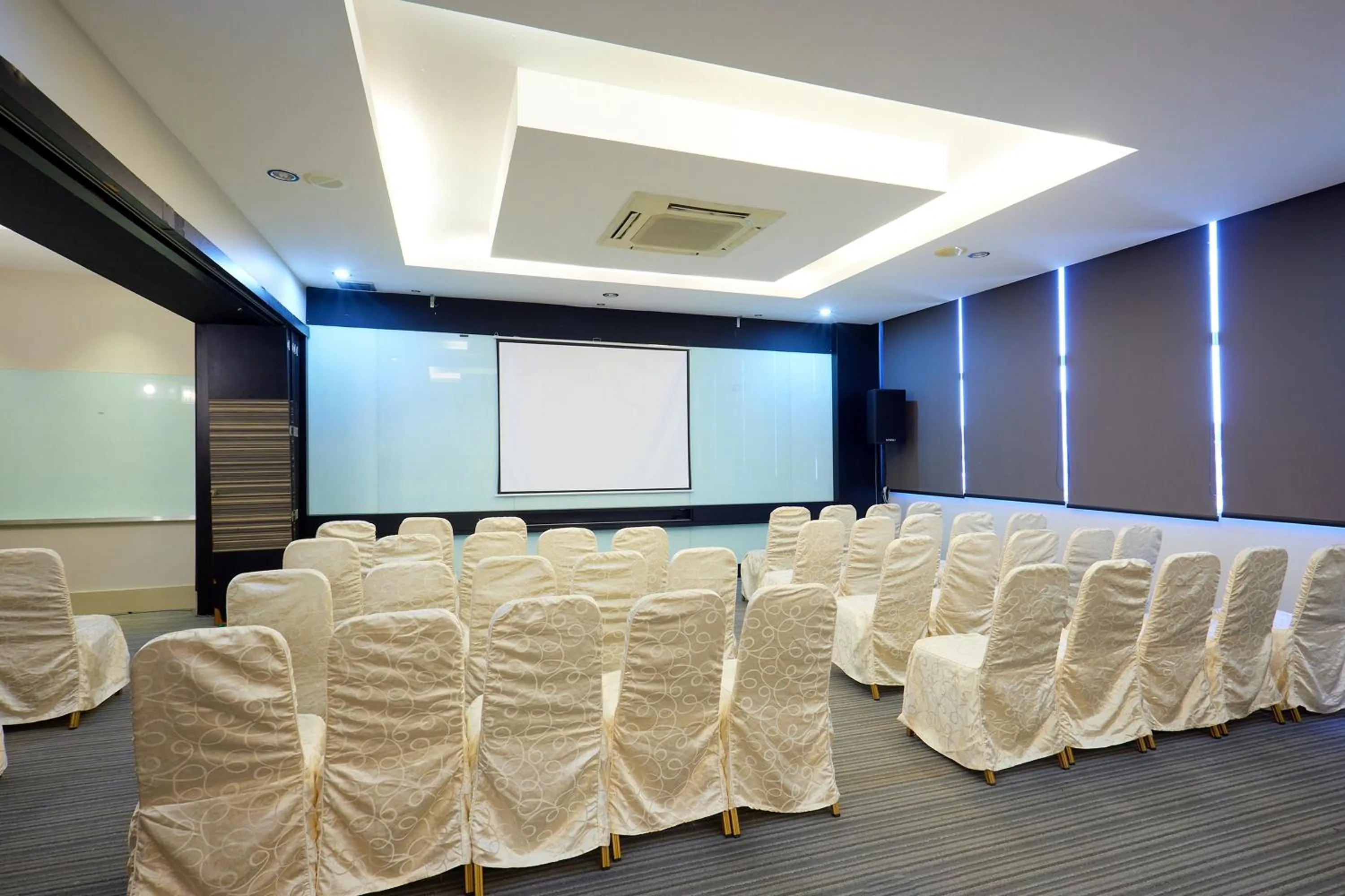 Meeting/conference room in B&S Boutique Hotel
