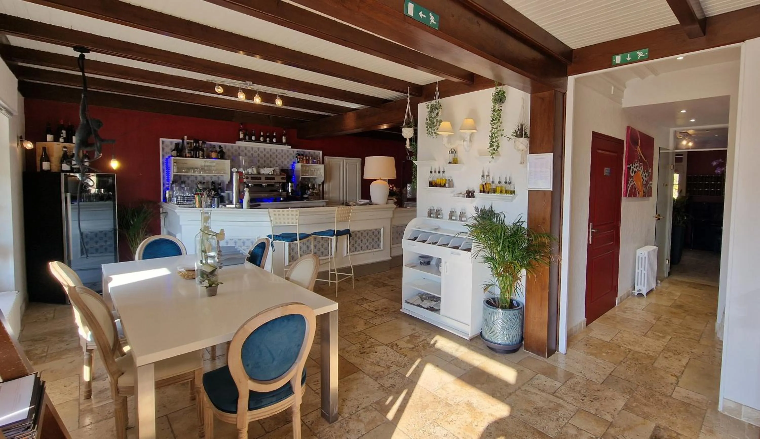 Restaurant/places to eat in Hôtel Saint Jacques