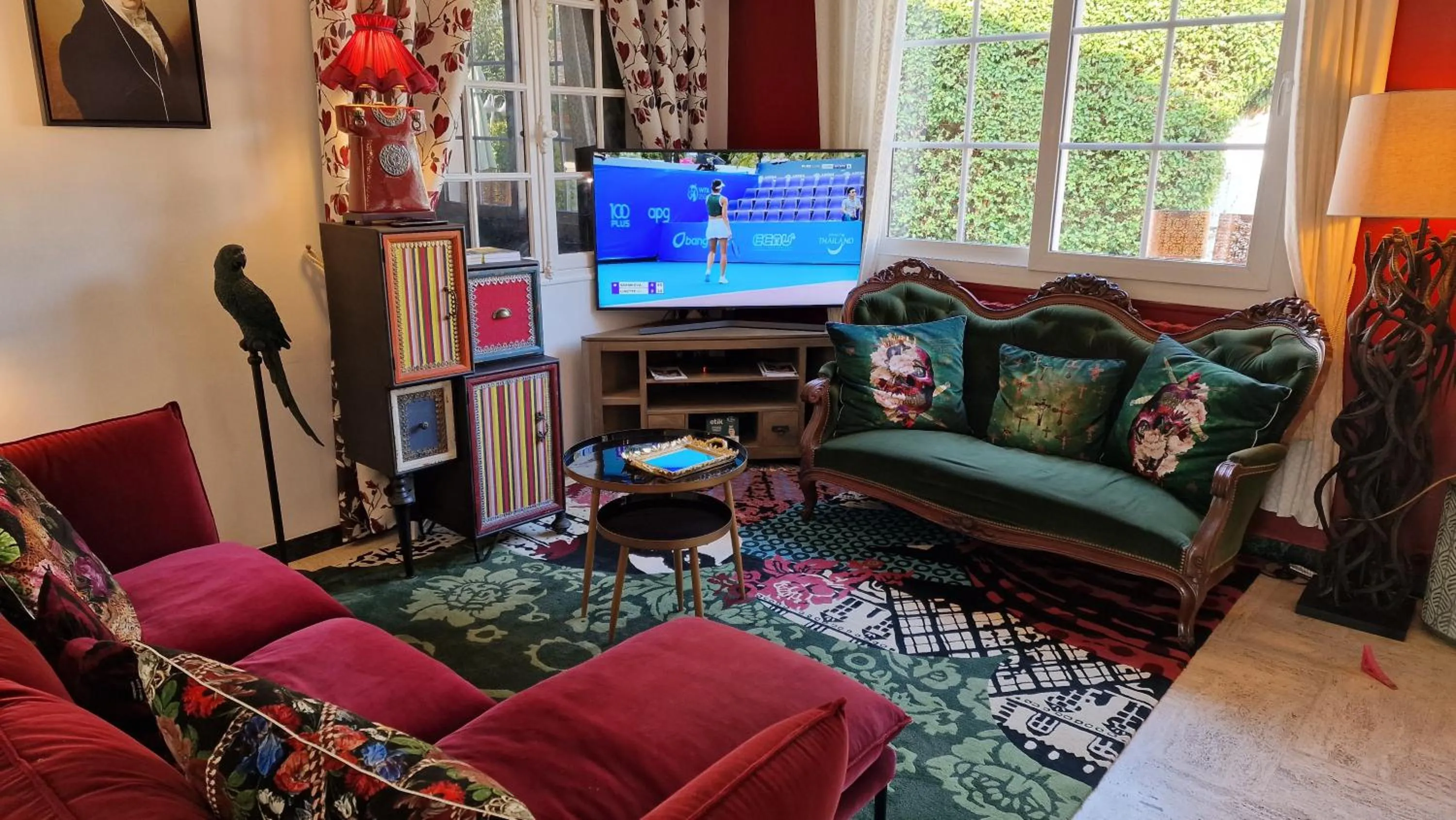 Communal lounge/ TV room in Hôtel Saint Jacques