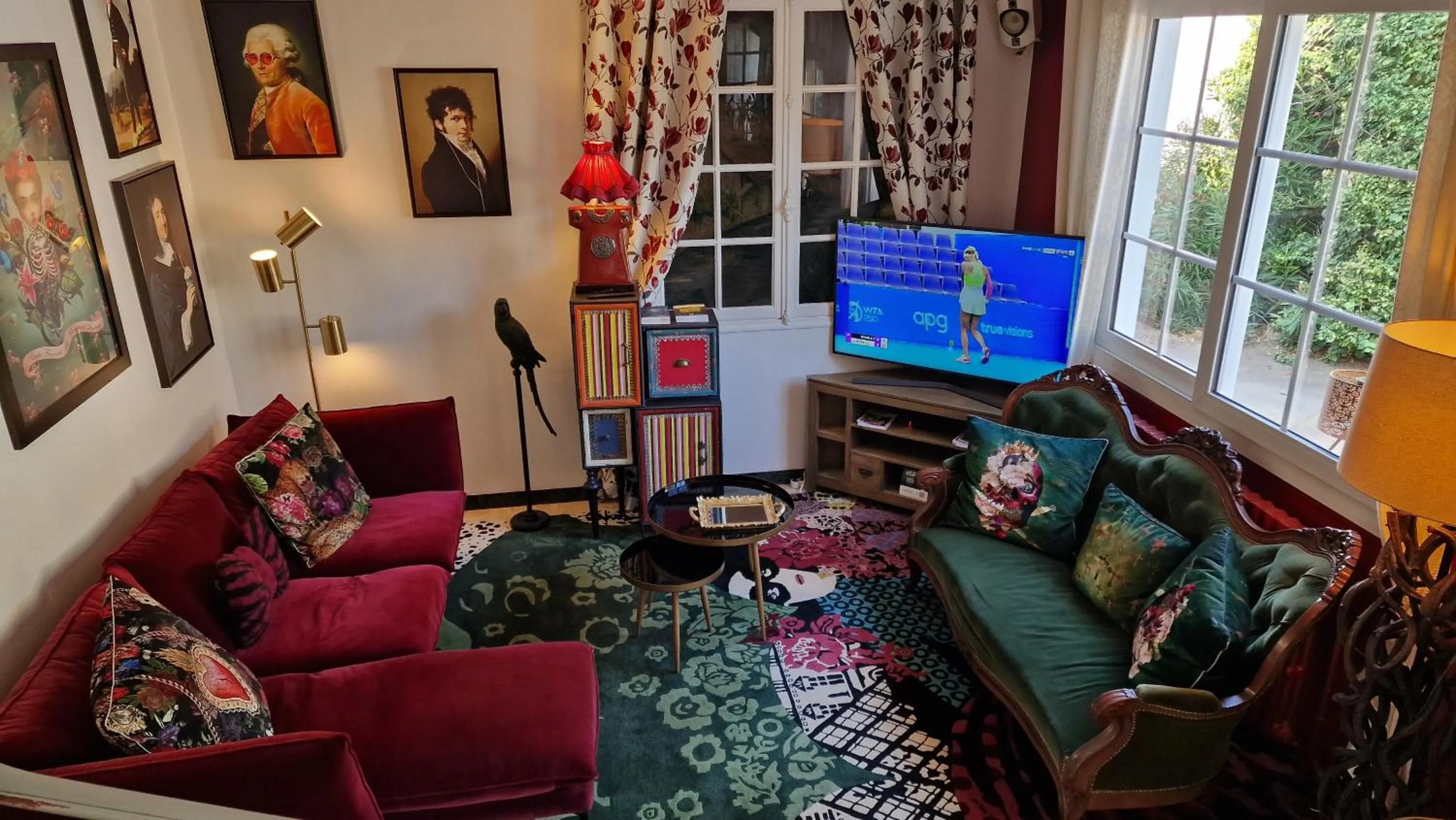 Communal lounge/ TV room in Hôtel Saint Jacques