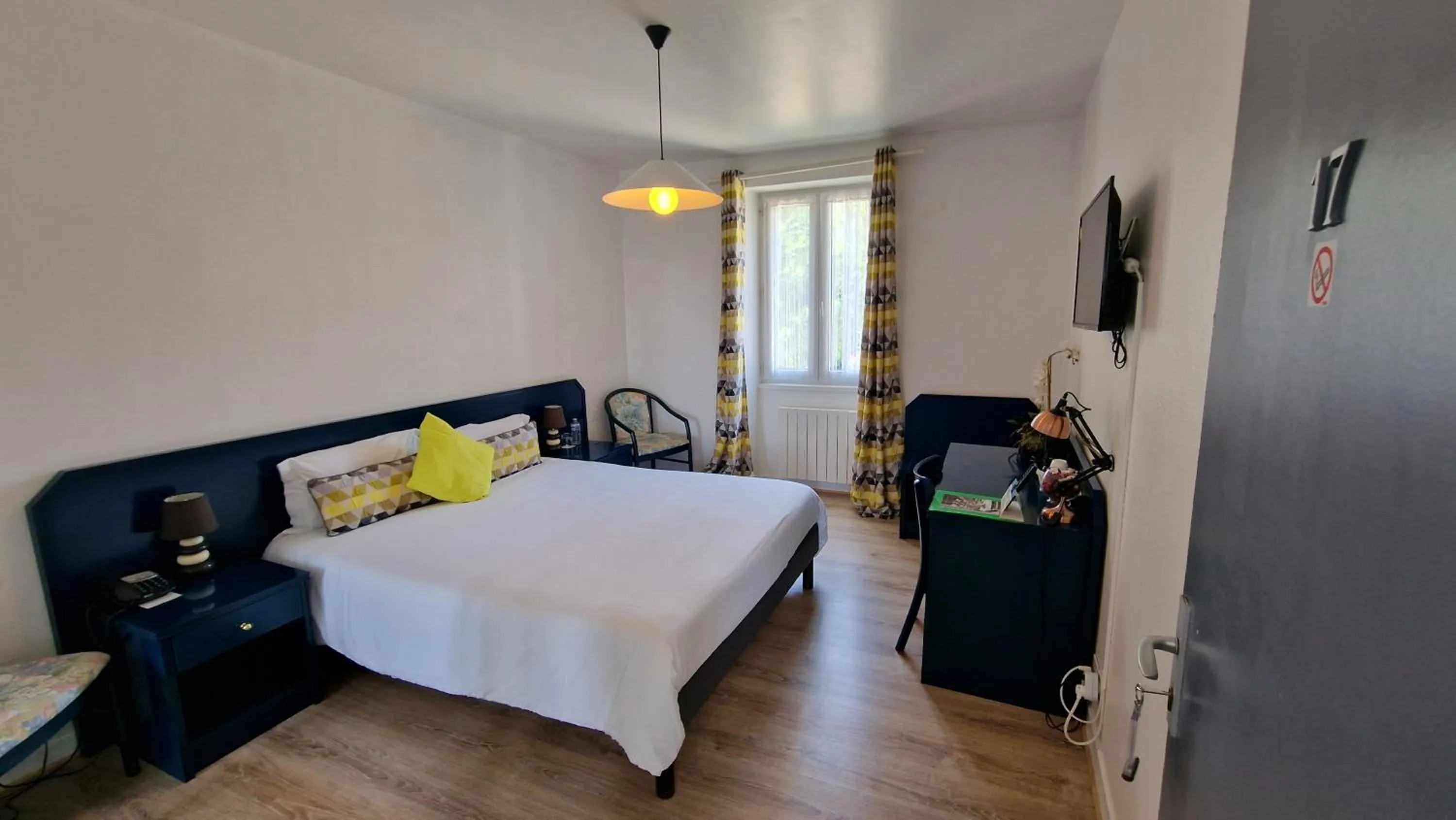 Bed in Hôtel Saint Jacques