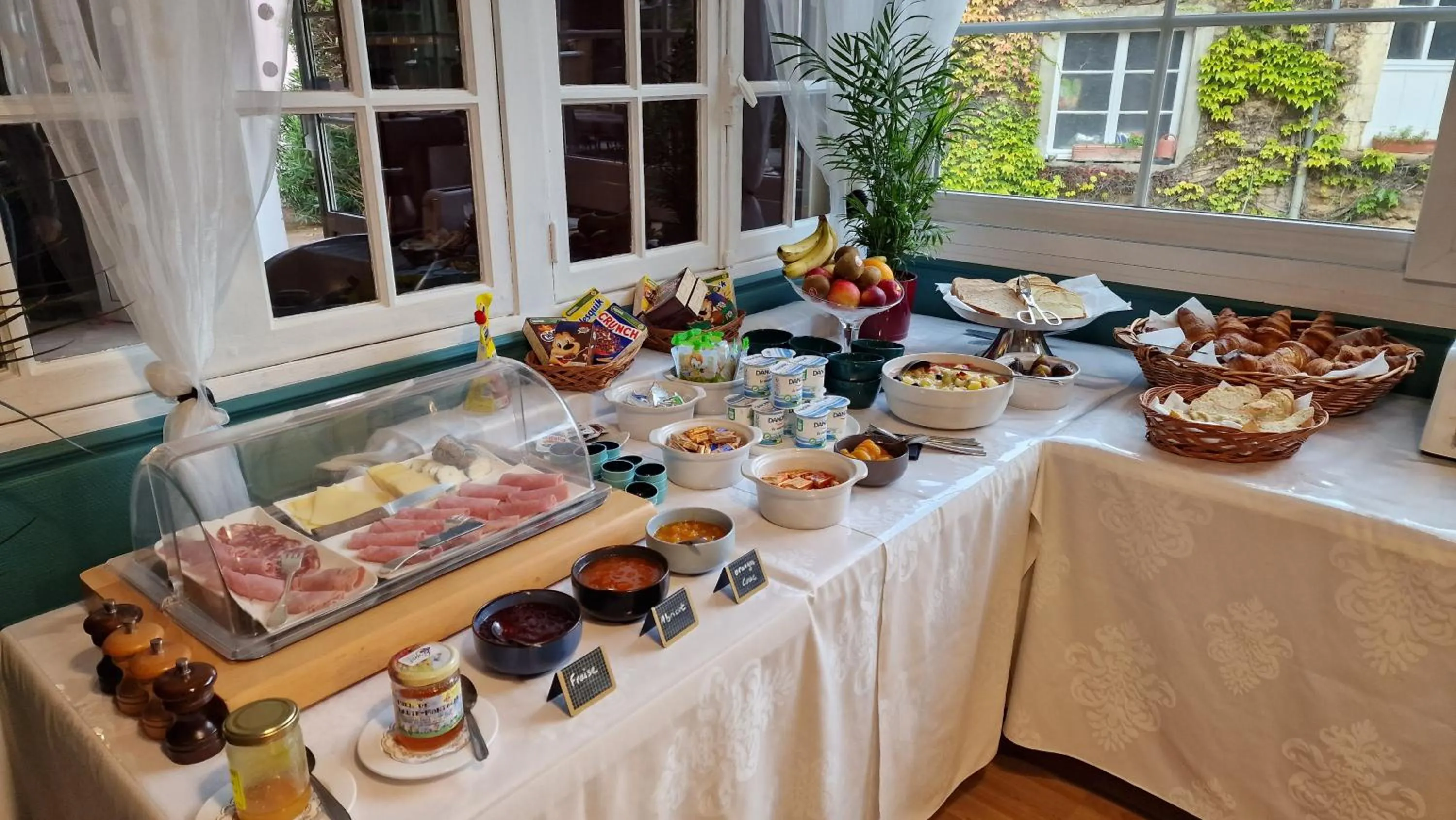 Food and drinks in Hôtel Saint Jacques