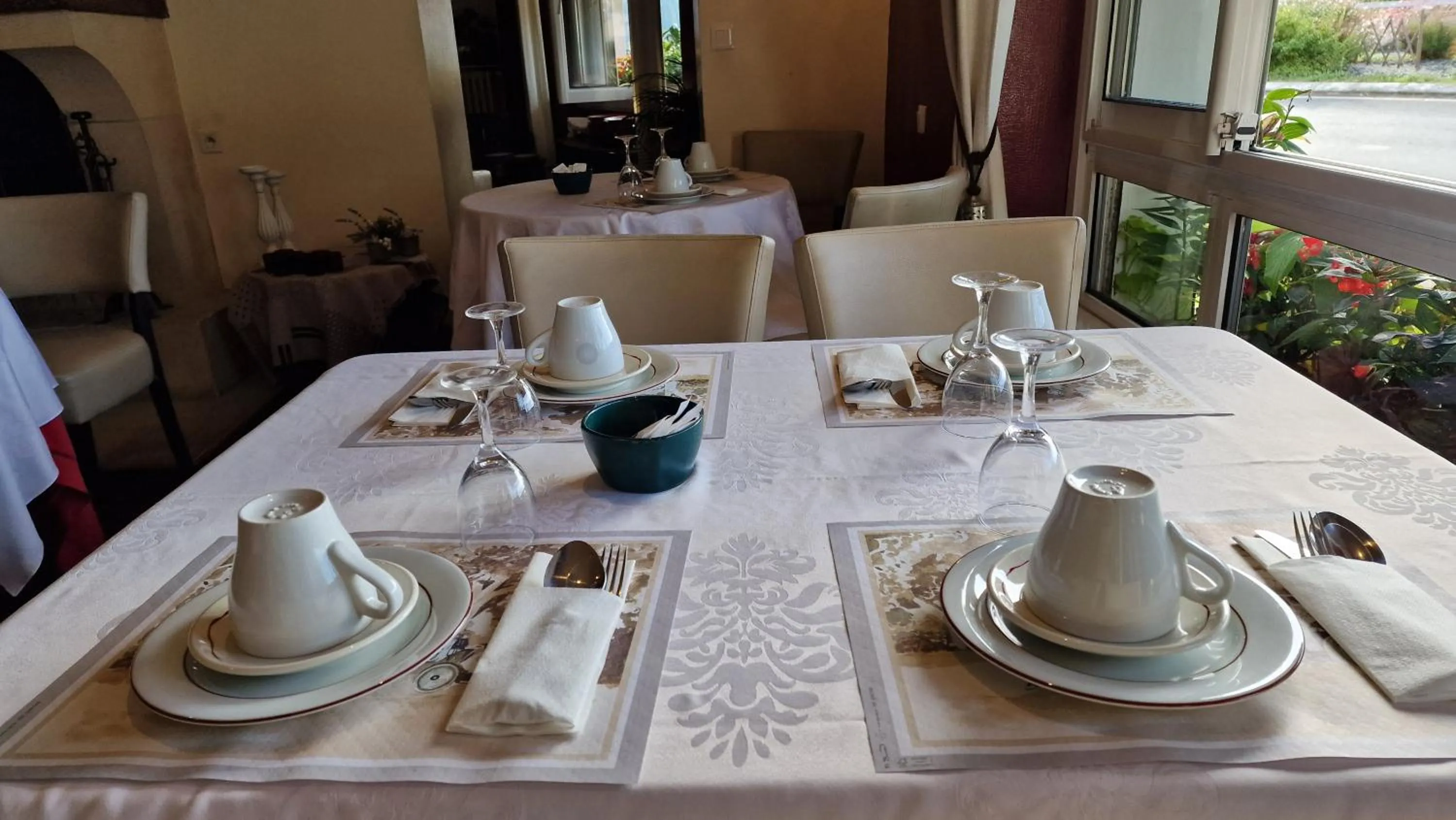 Restaurant/places to eat in Hôtel Saint Jacques