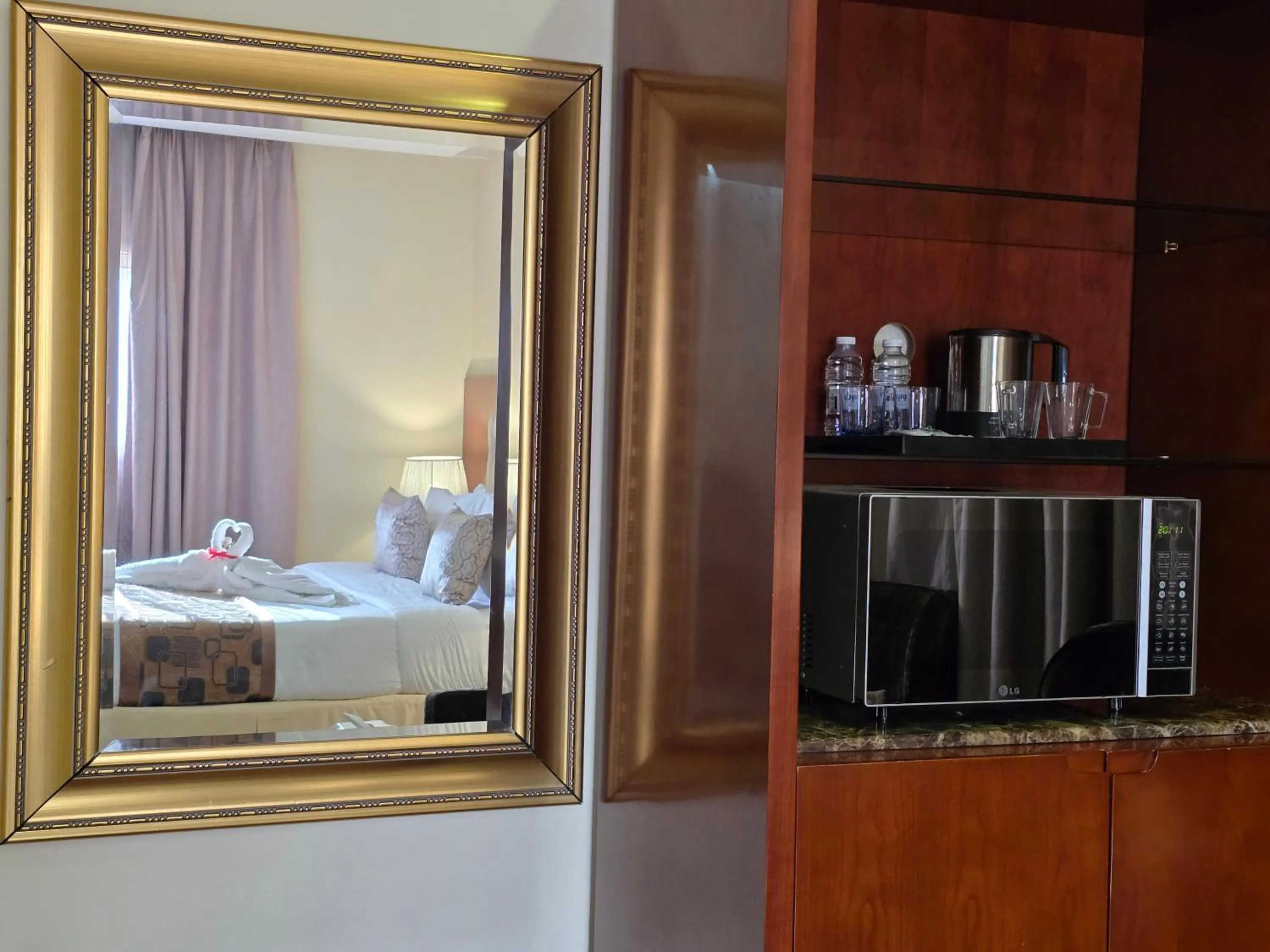 microwave, Bed in Dar Al Wedad Serviced Apartments