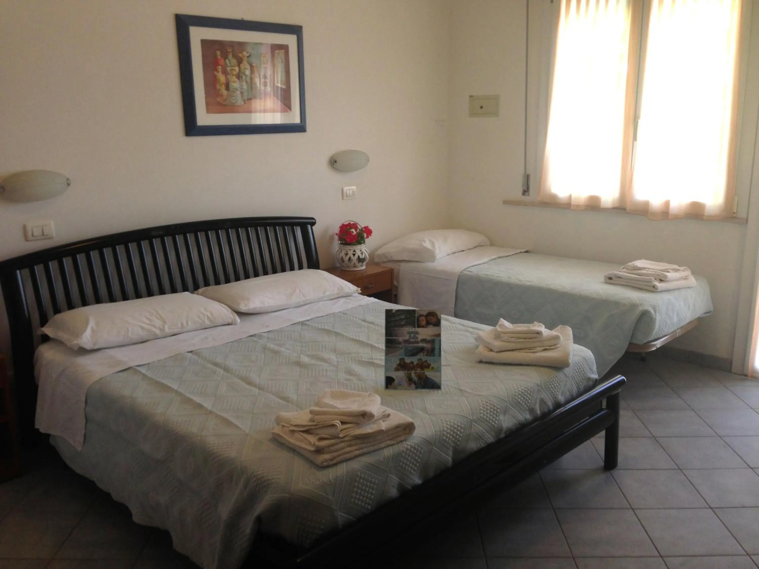 Communal lounge/ TV room, Bed in Hotel Jole