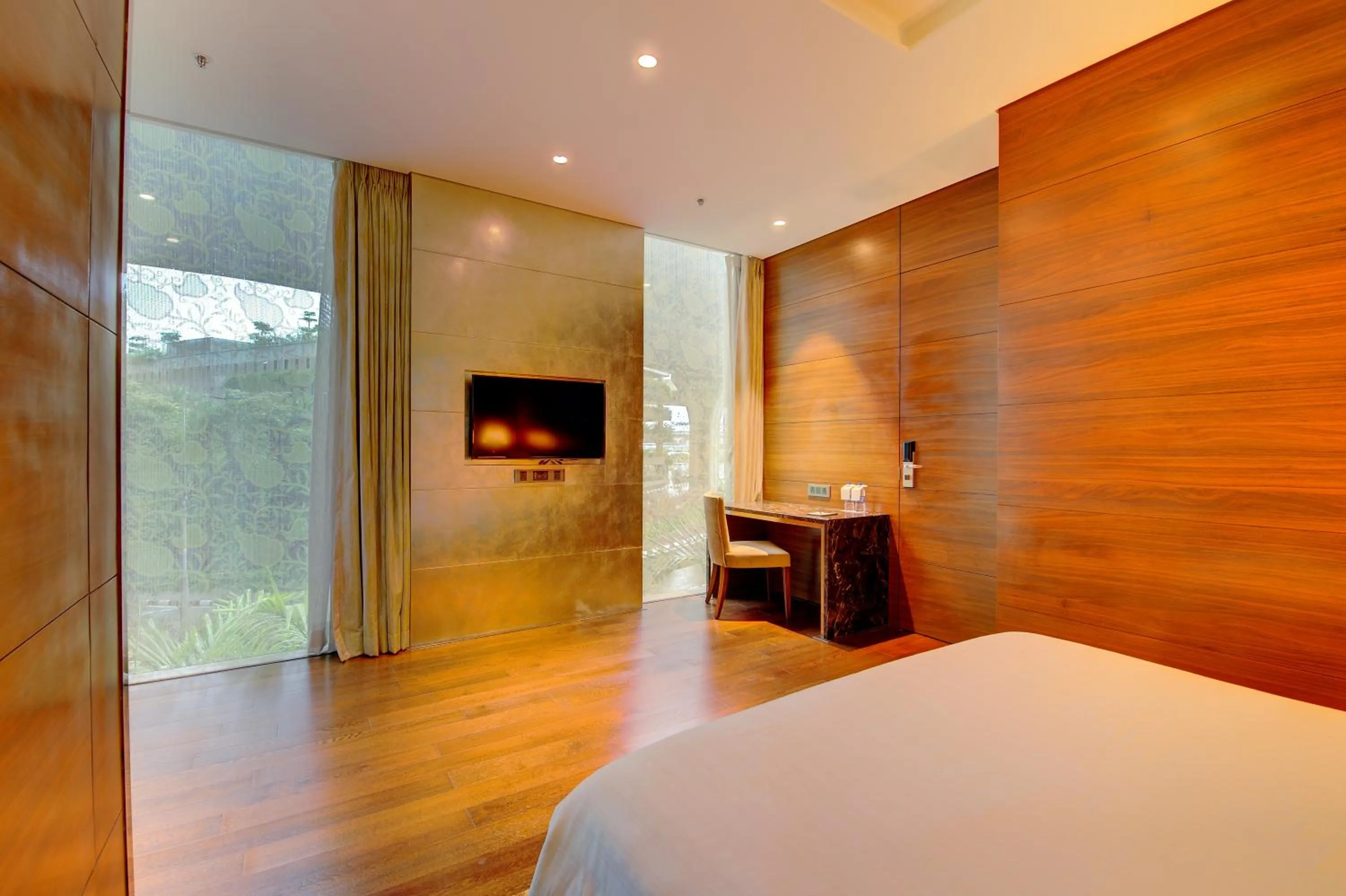 Seating area, Bed in Niranta Transit Hotel Mumbai Airport - At Arrivals