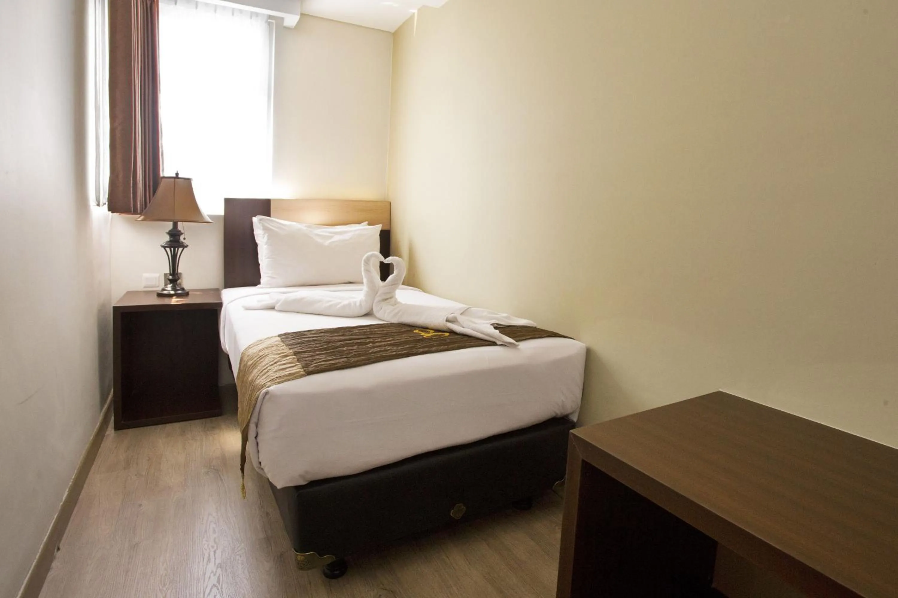 Property building, Bed in Hotel Gunawangsa MERR
