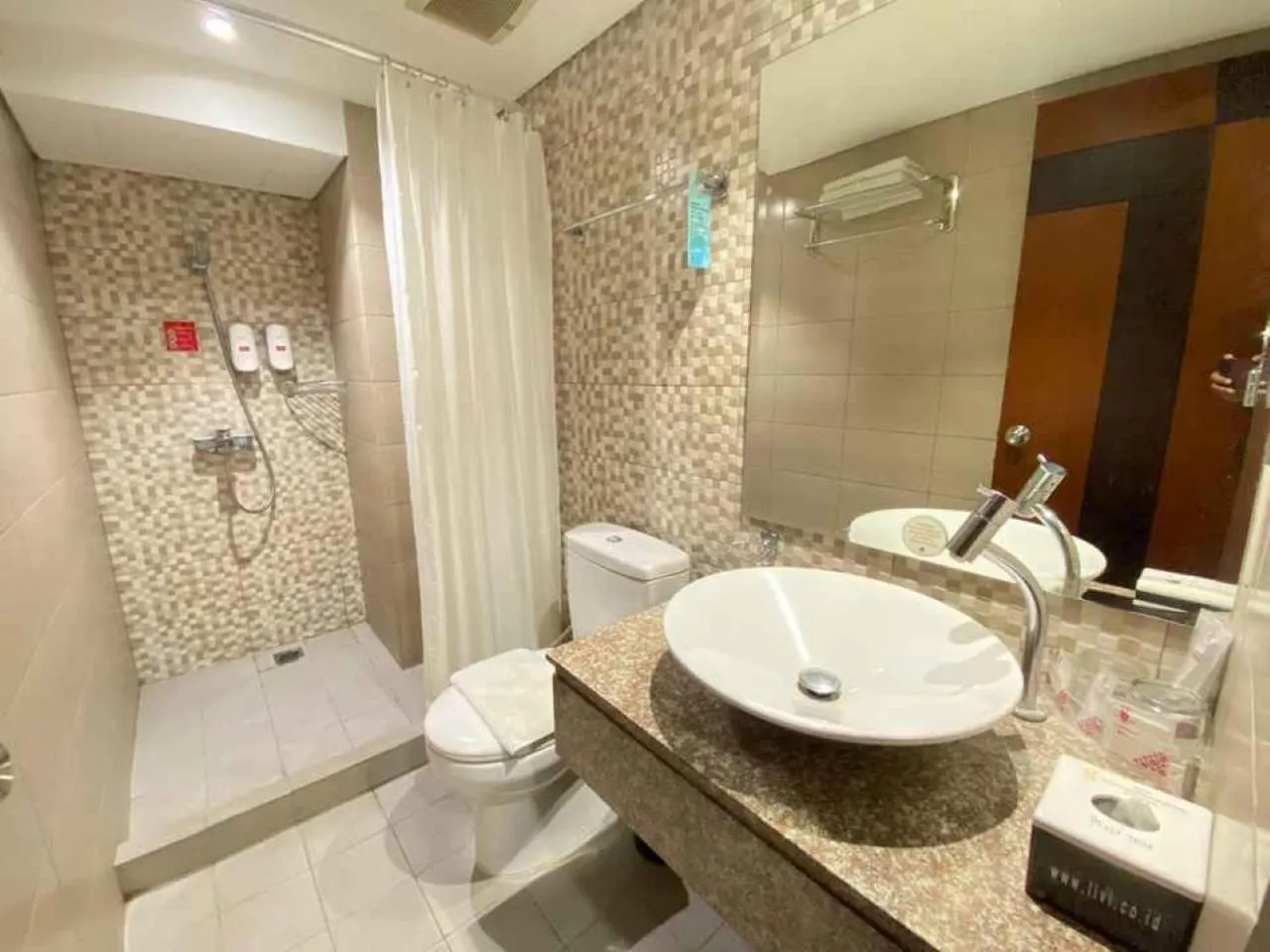 Bathroom in Hotel Gunawangsa MERR