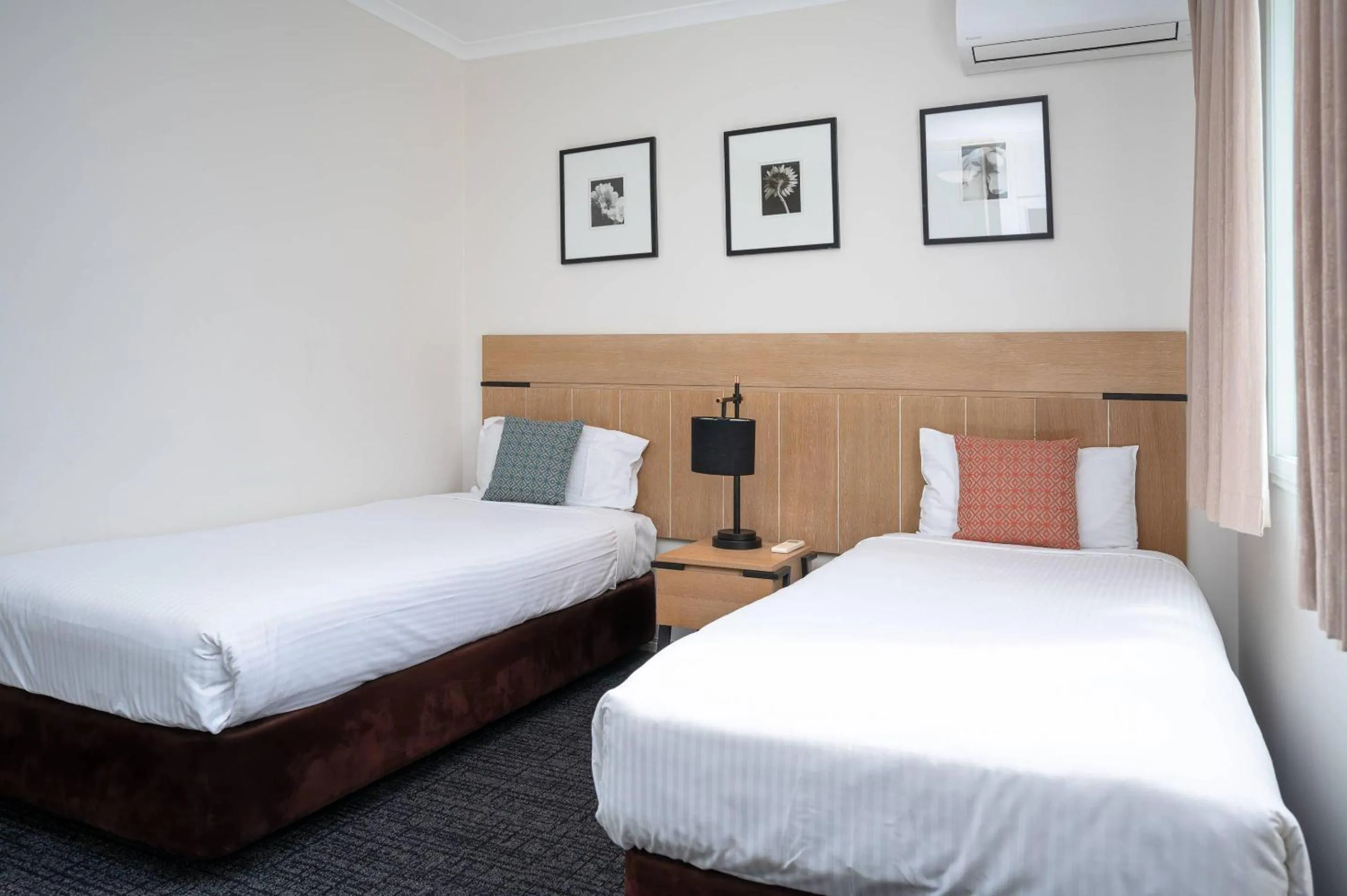 Bedroom, Bed in MainStay Suites Kew