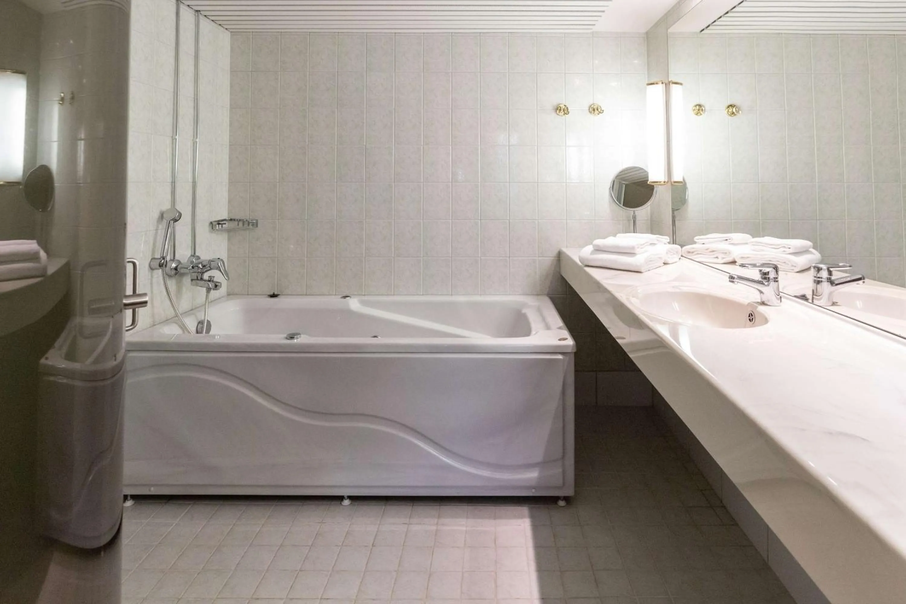 Bathroom, Bed in Scandic Aulanko