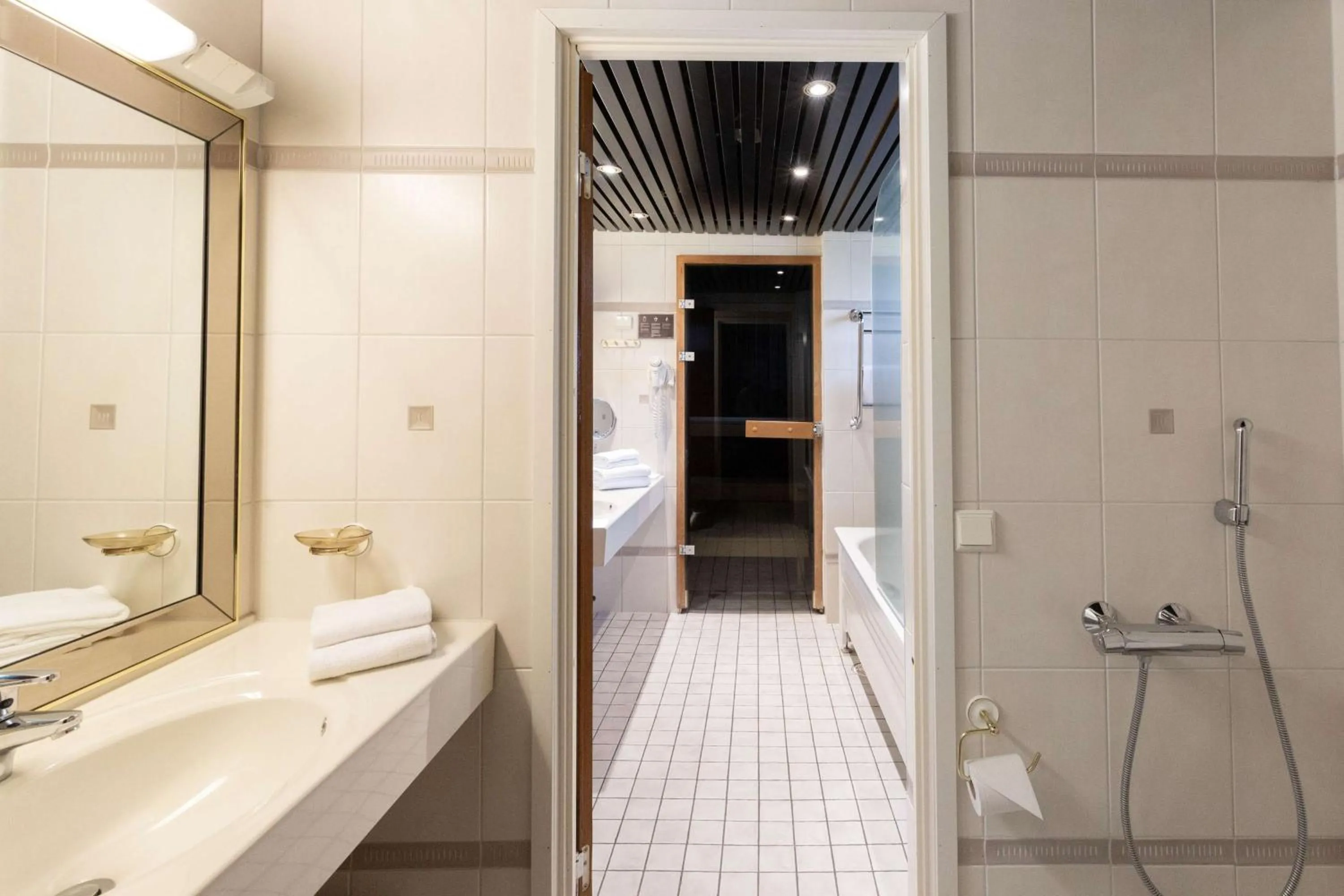 Bathroom in Scandic Aulanko