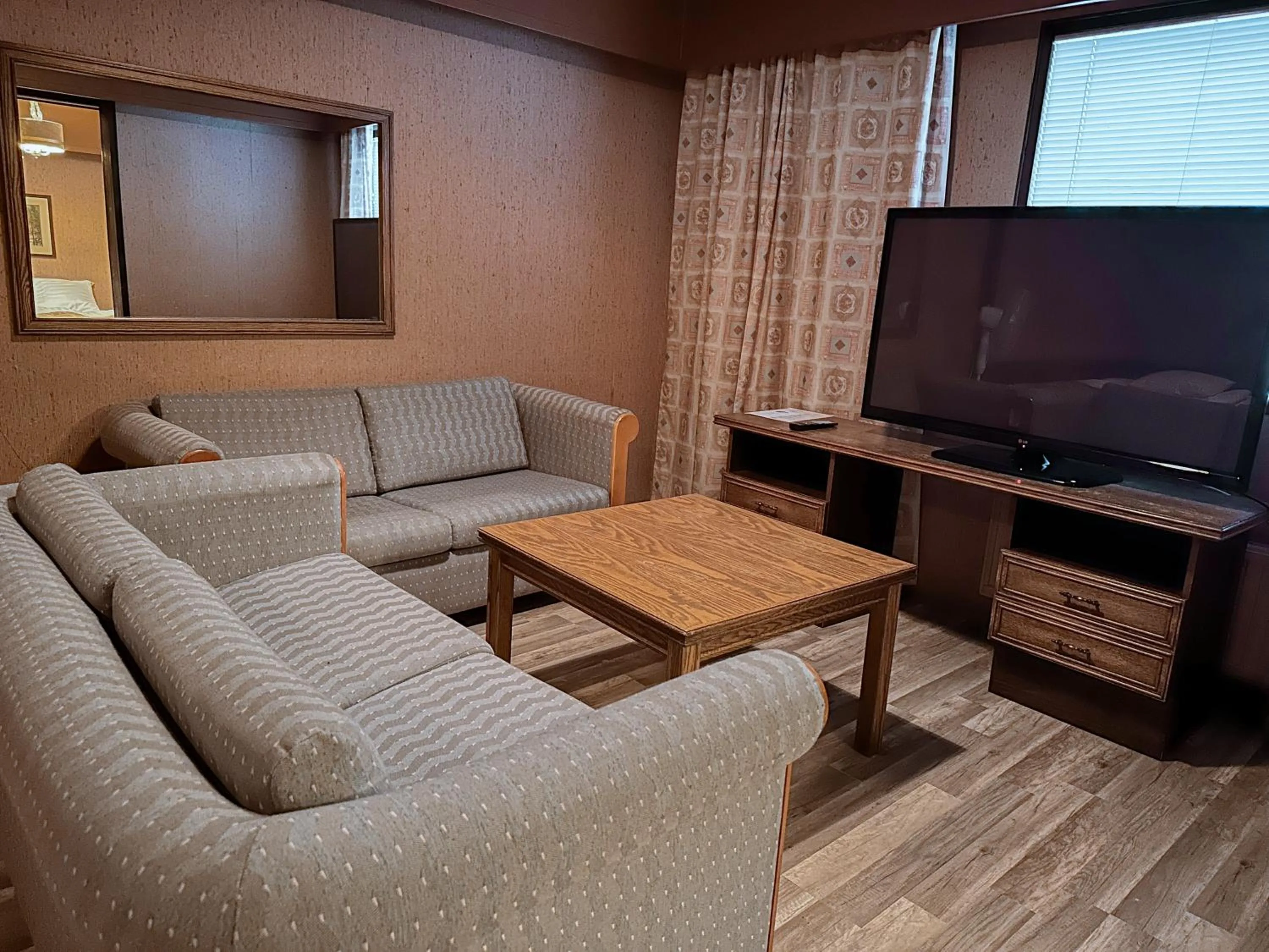 Communal lounge/ TV room in Hotel Sommelo