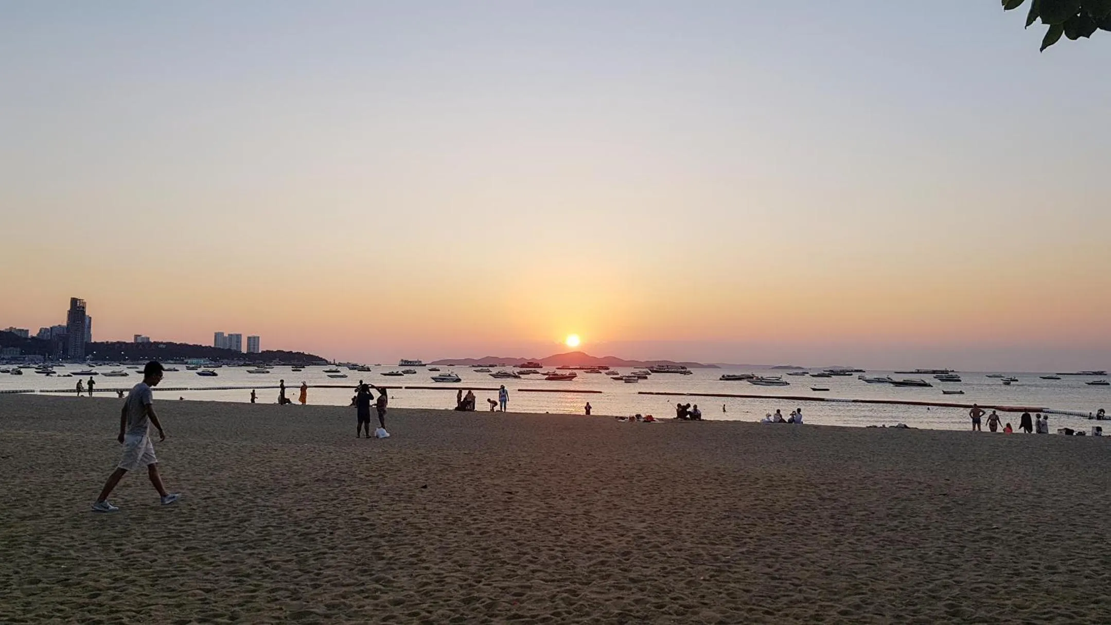 Beach in View Talay 6 Pattaya Beach by CANDO